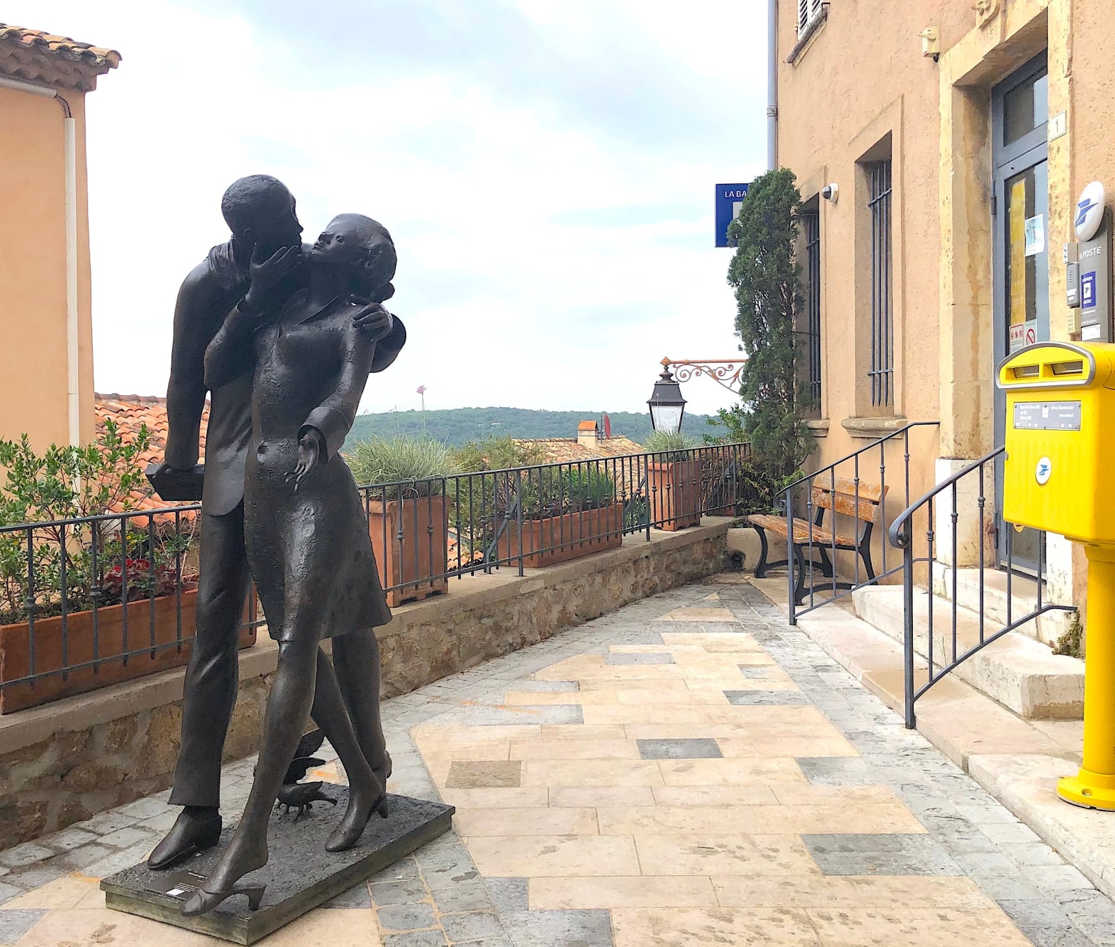 l'invité, rené julien, bronzen sculptuur, figuratieve sculptuur, paarsculptuur, sculptuur van de liefde, hedendaagse sculptuur, monumentale sculptuur, art thema heyi, brussels art gallery, garden sculpture, home design, art decoration, interior design