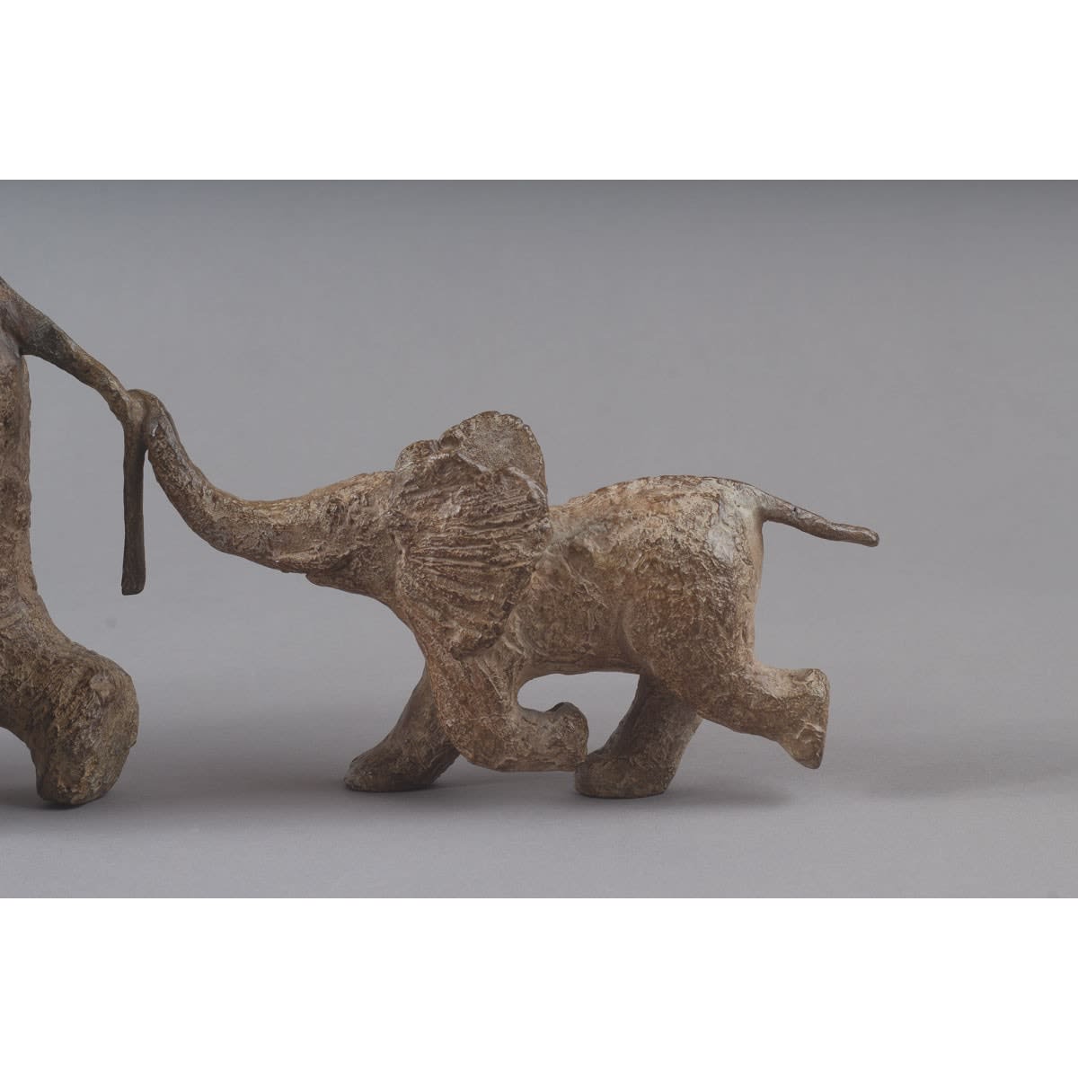 sophie verger, sculpture, bronze, éléphants, famille d'éléphants, 4 éléphants, acrobaties, l'un sur l'autre, humour, rigolo, tendre, art thema, artthema, galerie, belgique, france, smart, aix, art thema