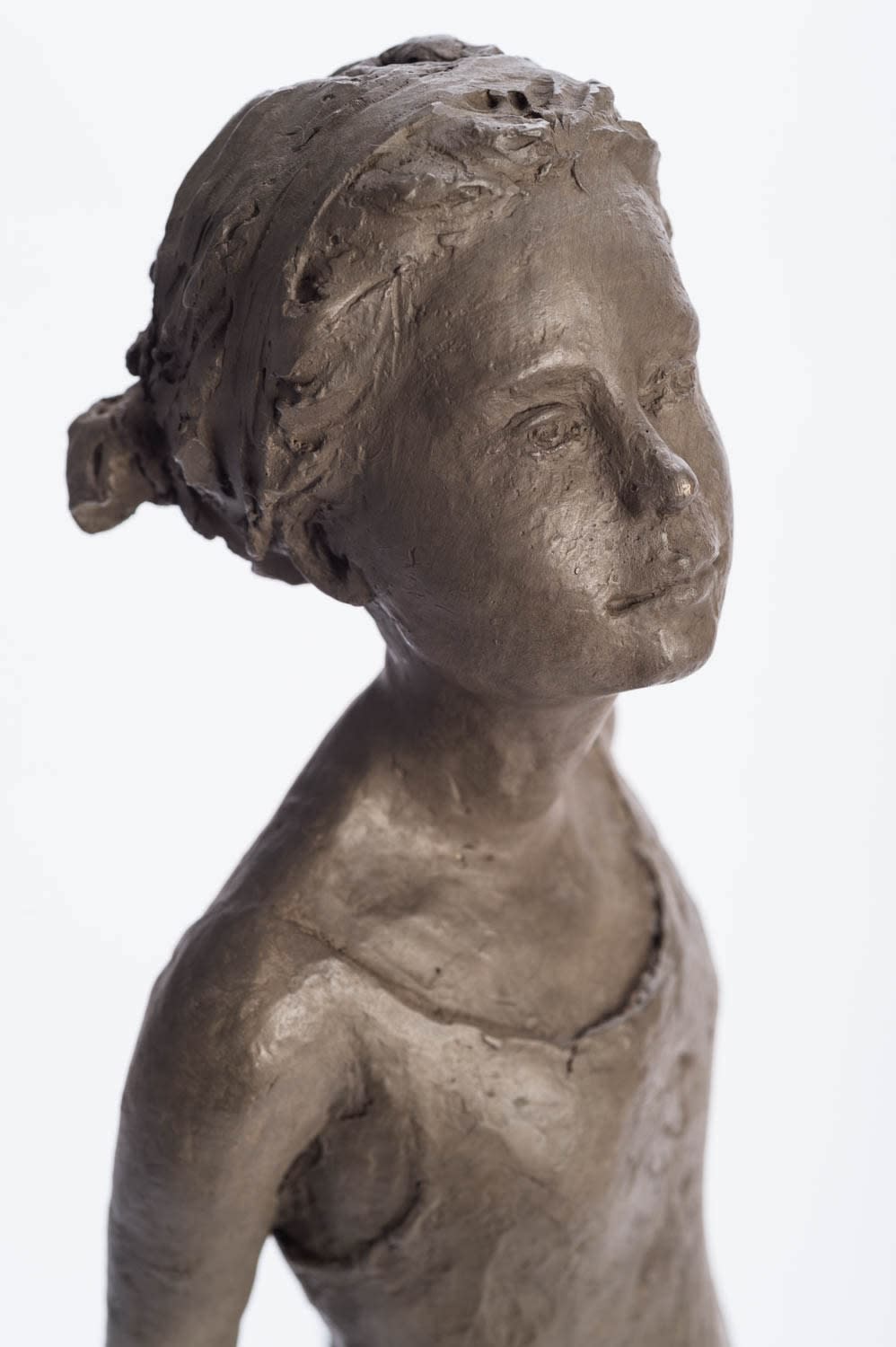 béatrice cols, cols, artiste, sculpteur, belge, robe, fille, fillette, jolie, gracieuse, douce, sage, été, calme, douceur, école, cartable, sac, bronze, taille moyenne, art thema, artthema, art, thema, antica namur, antica bruxelles, fine art fair, wavre