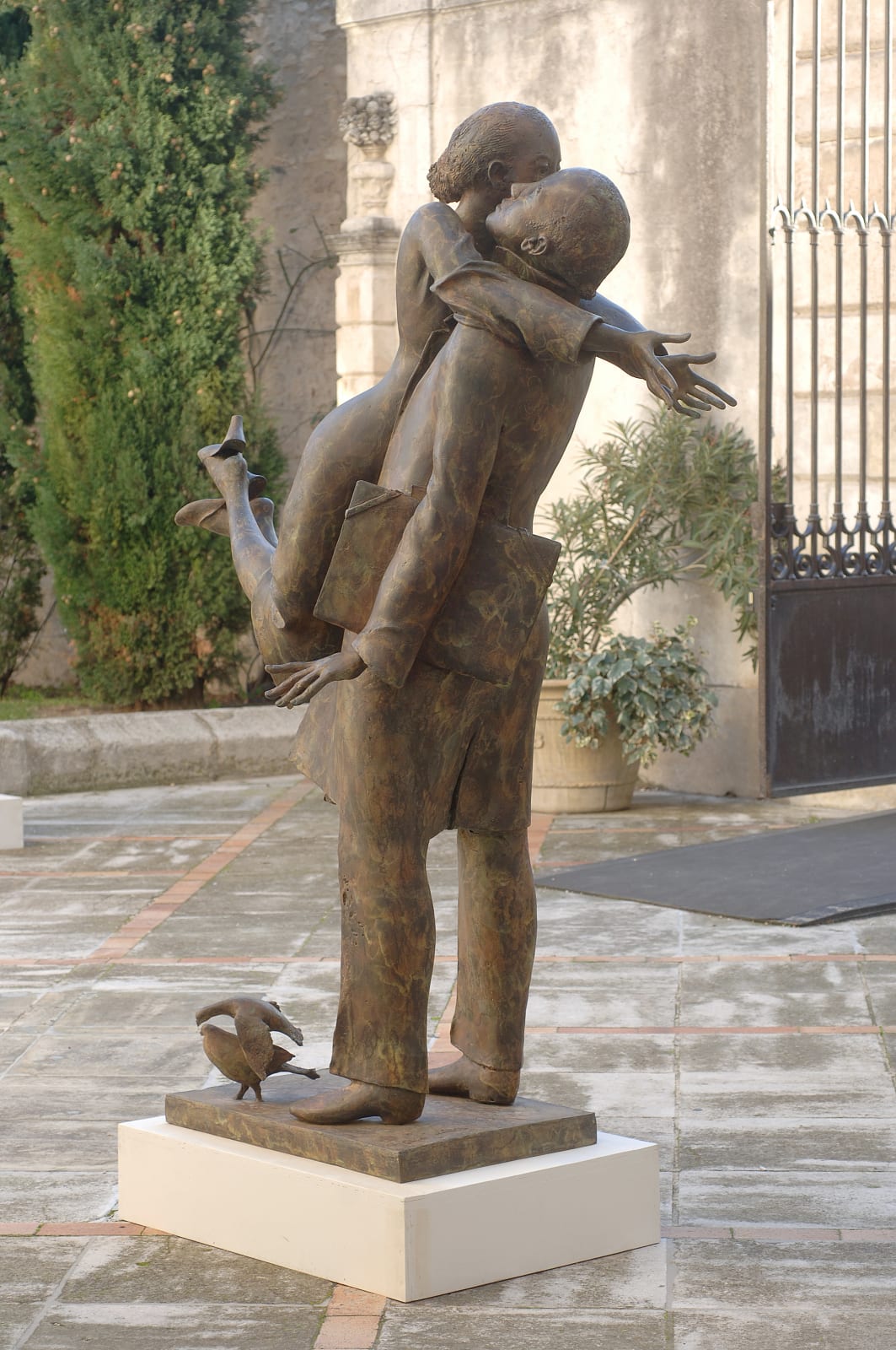 Indietro, rené julien, scultura in bronzo, scultura figurativa, scultura donna, scultura d'amore, scultura ragazza, scultura romantica, scultura contemporanea, scultura monumentale, tema heyi art, galleria d'arte bruxelles, scultura giardino, decorazione d'interni, decorazione d'arte, design d'interni