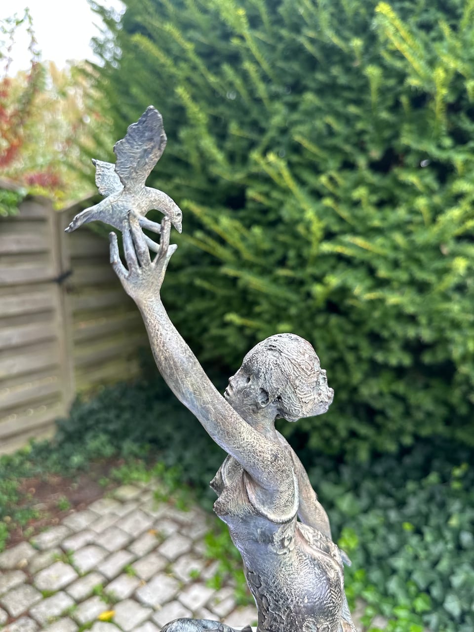 Détail de l’oiseau tenu en hauteur dans La Migratrice de René Julien, symbole de liberté et d’envol dans cette sculpture en bronze de collection.