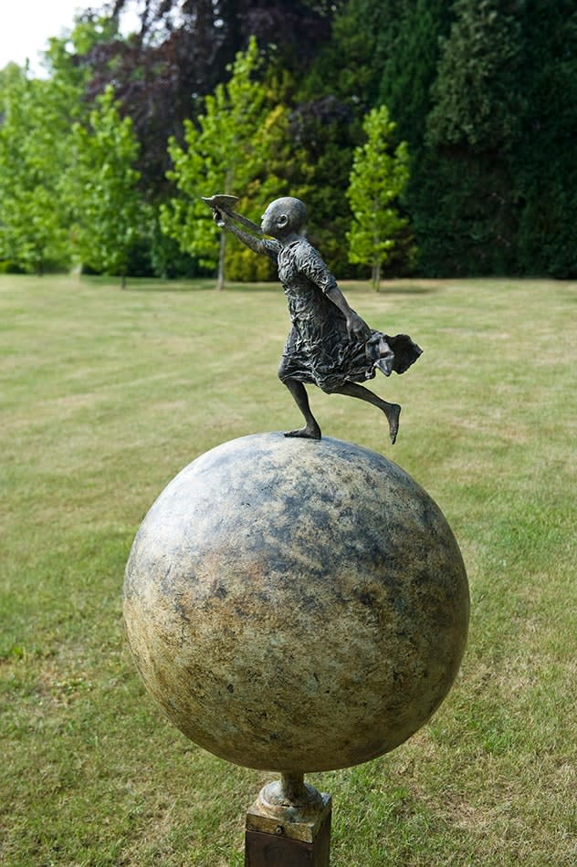 tornando a casa, viven d'haese, scultura in bronzo, scultura globo, scultura terra, scultura bambini, scultura bambino, scultura ragazzo, scultura innocente, scultura della speranza, arte scultura, scultura della natura, scultura d'interni, arte figurativa, scultura figurativa, scultura figurativa, contemporanea scultura, interior design, decorazione artistica, decorazione del salone, tema artistico heyi, galleria d'arte belga, scultura da giardino, scultura esterna, scultura monumentale