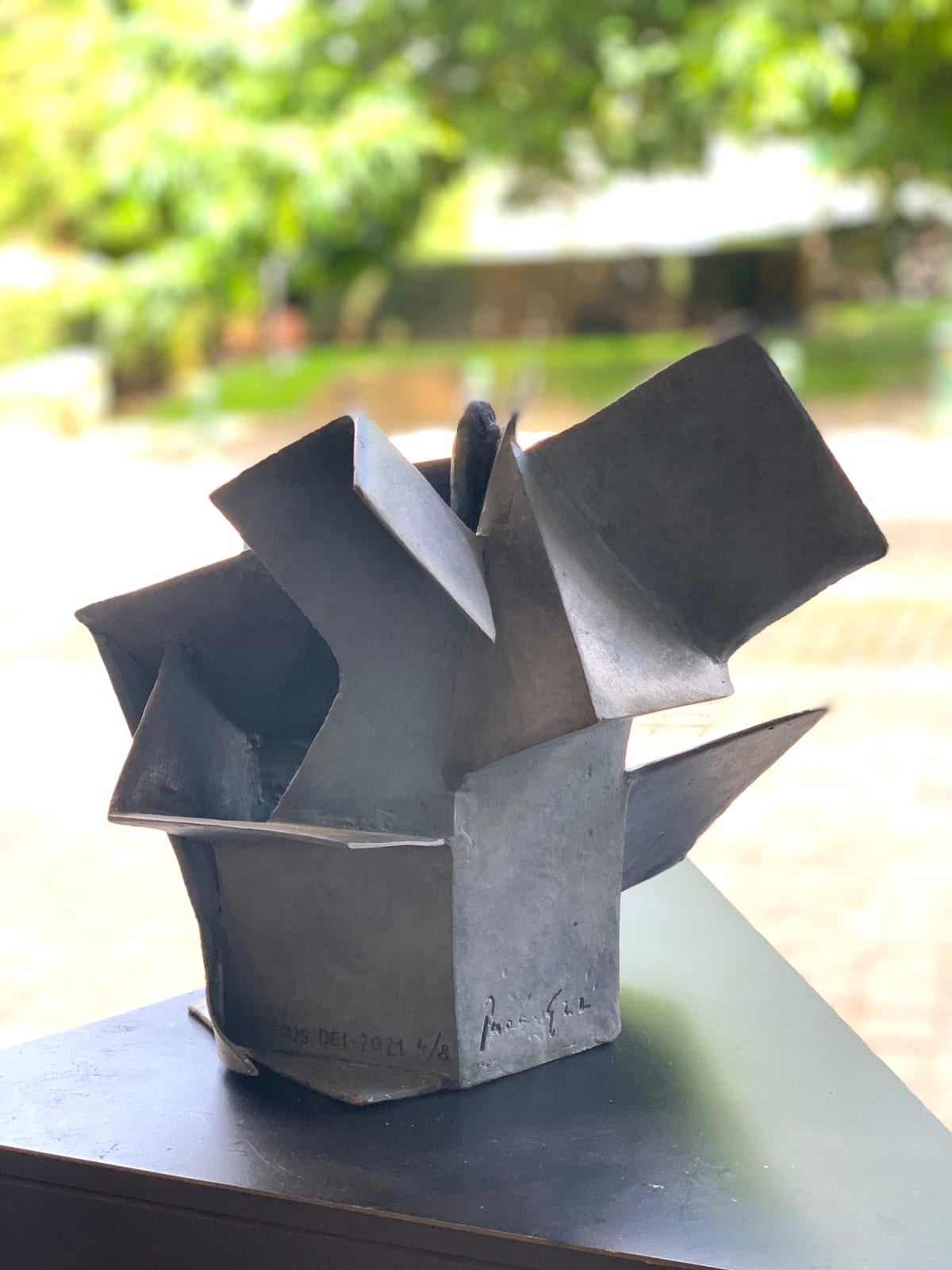 art thema, artthema, art, thema, paola grizi, kubiek, kubus, gelaat, gezicht, mysterie, bronzen beeld, decoratiekunst, interieurontwerp, decoratie bibliothèque, art thema Heyi gallery, bruxelles, brussel