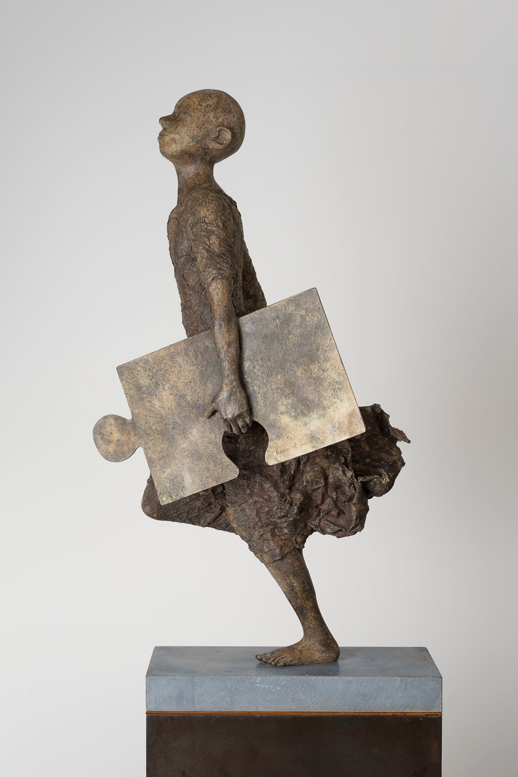 Le chaînon manquant, lieven d'haese, sculpture en bronze, sculpture puzzle, sculpture marche, sculpture enfant, sculpture enfant, sculpture garçon, sculpture innocente, sculpture de l'espoir, sculpture art, sculpture de la nature, sculpture d'intérieur, art figuratif, sculpture figurative, sculpture contemporaine, design d'intérieur, décoration d'art, décoration de salon, art theme heyi, galerie d'art belge, sculpture de jardin, sculpture extérieure, sculpture monumentale