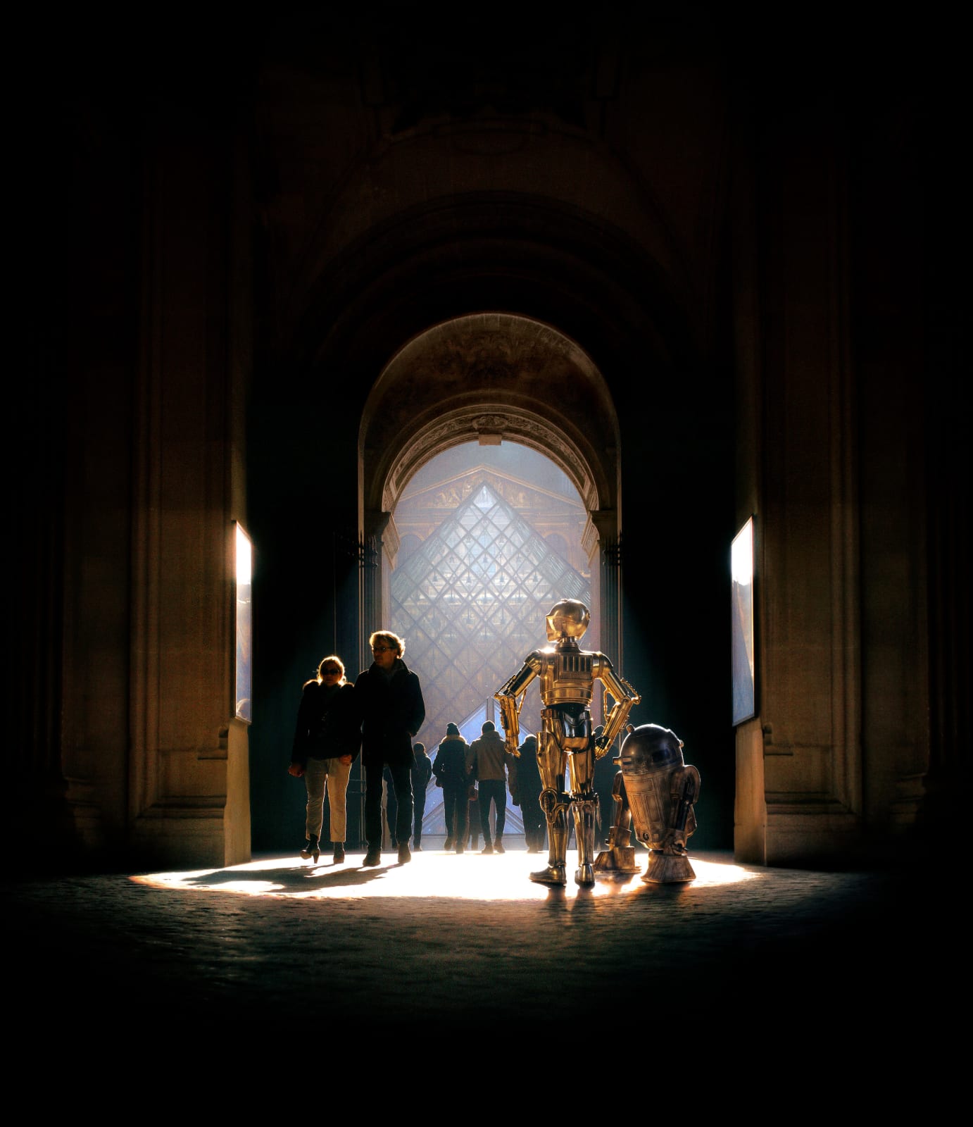 BB8 et C3PO au Louvre, robots Star Wars pyramide du Louvre, scène Star Wars Paris, BB8 devant pyramide Louvre, C3PO musée du Louvre, personnages Star Wars dans Paris, univers Star Wars au Louvre, promenade de robots futuristes au musée, pop culture au Louvre, art numérique Star Wars Paris, robots iconiques Star Wars pyramide, rencontre science-fiction et patrimoine, décor parisien pyramide du Louvre, BB8 C3PO photographie créative, Star Wars au cœur de Paris, ambiance futuriste au musée du Louvre, image artistique robots Star Wars Paris, crossover Star Wars et architecture parisienne, robots dans la cour du Louvre, composition fantastique pyramide Louvre