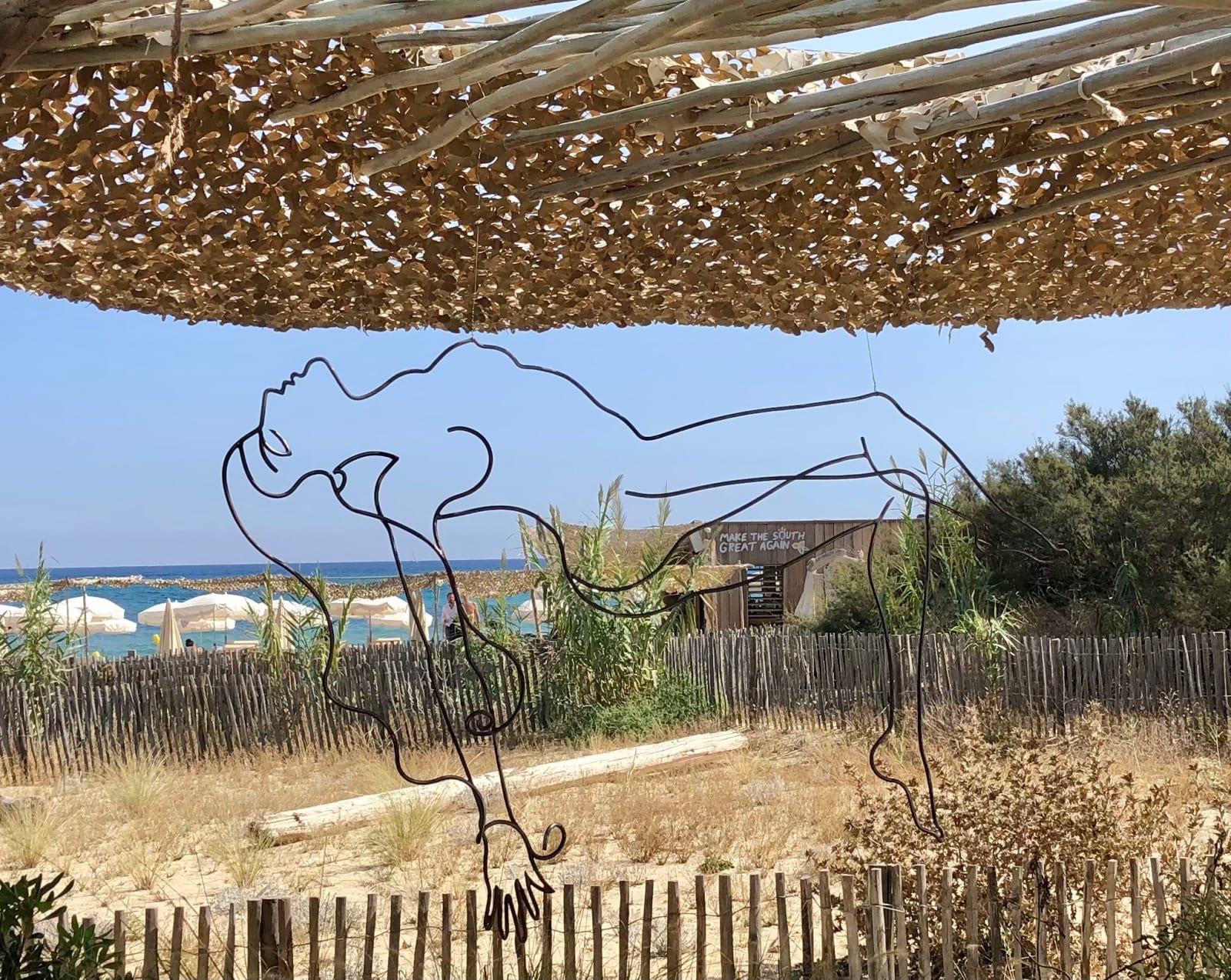 sculpture, acier, serruya, cabane bambout, saint tropez, pampelonne, plage, art à la plage, romantique, féminin, femme, nue, art thema