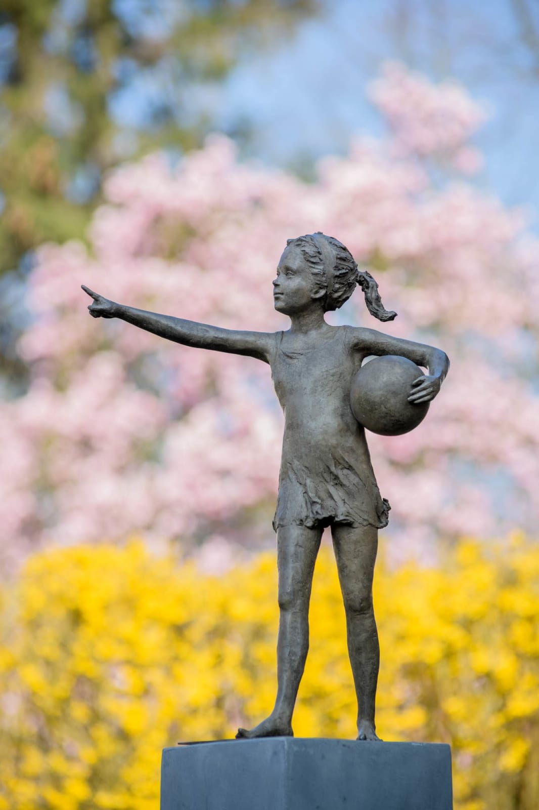 petite fille, sculpture, bronze, ballon, balle, jeu, jouer, pointer, doigt, petite fille, douceur, sculpture, bronze, cols, art thema