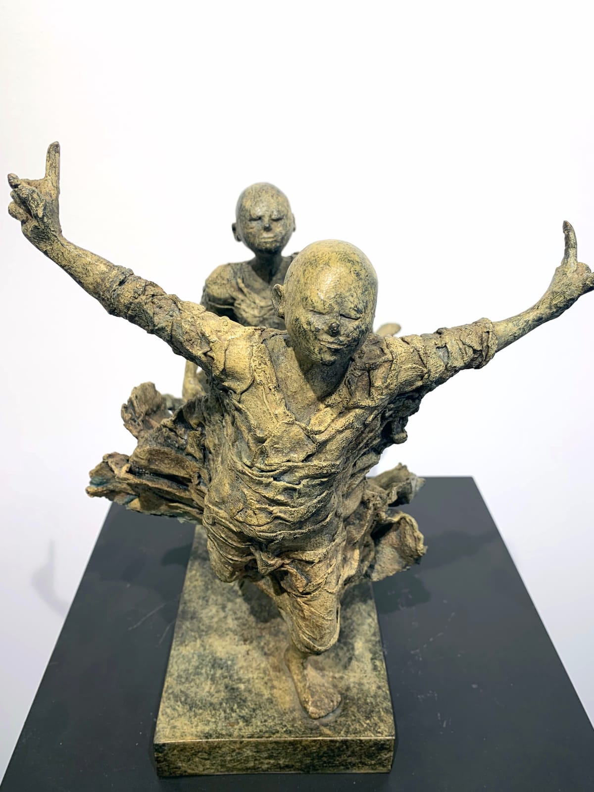 numéro un, lieven d'haese, sculpture en bronze, sculpture de course, sculpture en cours d'exécution, sculpture heureuse, jouer à la sculpture, sculpture pour enfants, sculpture enfant, sculpture garçon, sculpture innocente, sculpture d'espoir, art de la sculpture, sculpture de la nature, sculpture intérieure, figuratif art, sculpture figurative, sculpture contemporaine, design d'intérieur, décoration d'art, décoration de salon, art theme heyi, galerie d'art belge,