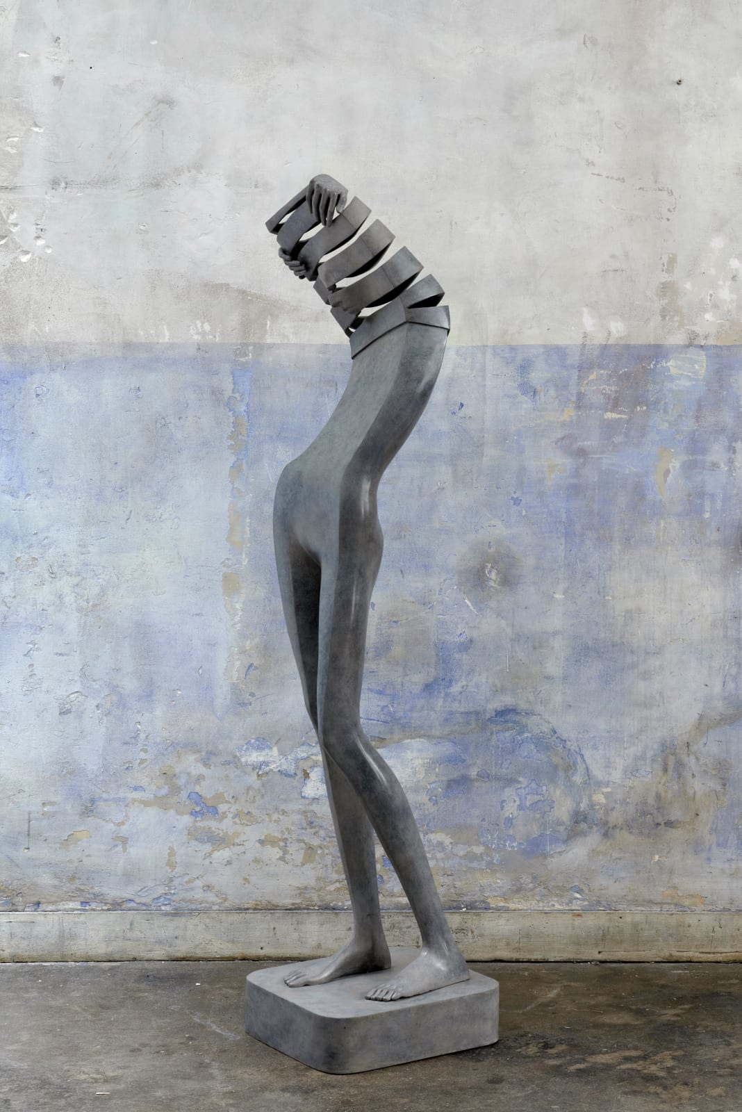 Intimidad, isabel miramontes, miramontes, sculpture en bronze, sculpture art, sculpture figurative, sculpture dynamique, sculpture femme, fille élégante, sculpture minimalisme, sculpture contemporaine, art contemporain, design d'intérieur, art design, art décoration, décoration de salon, art theme heyi, galerie d'art bruxelloise