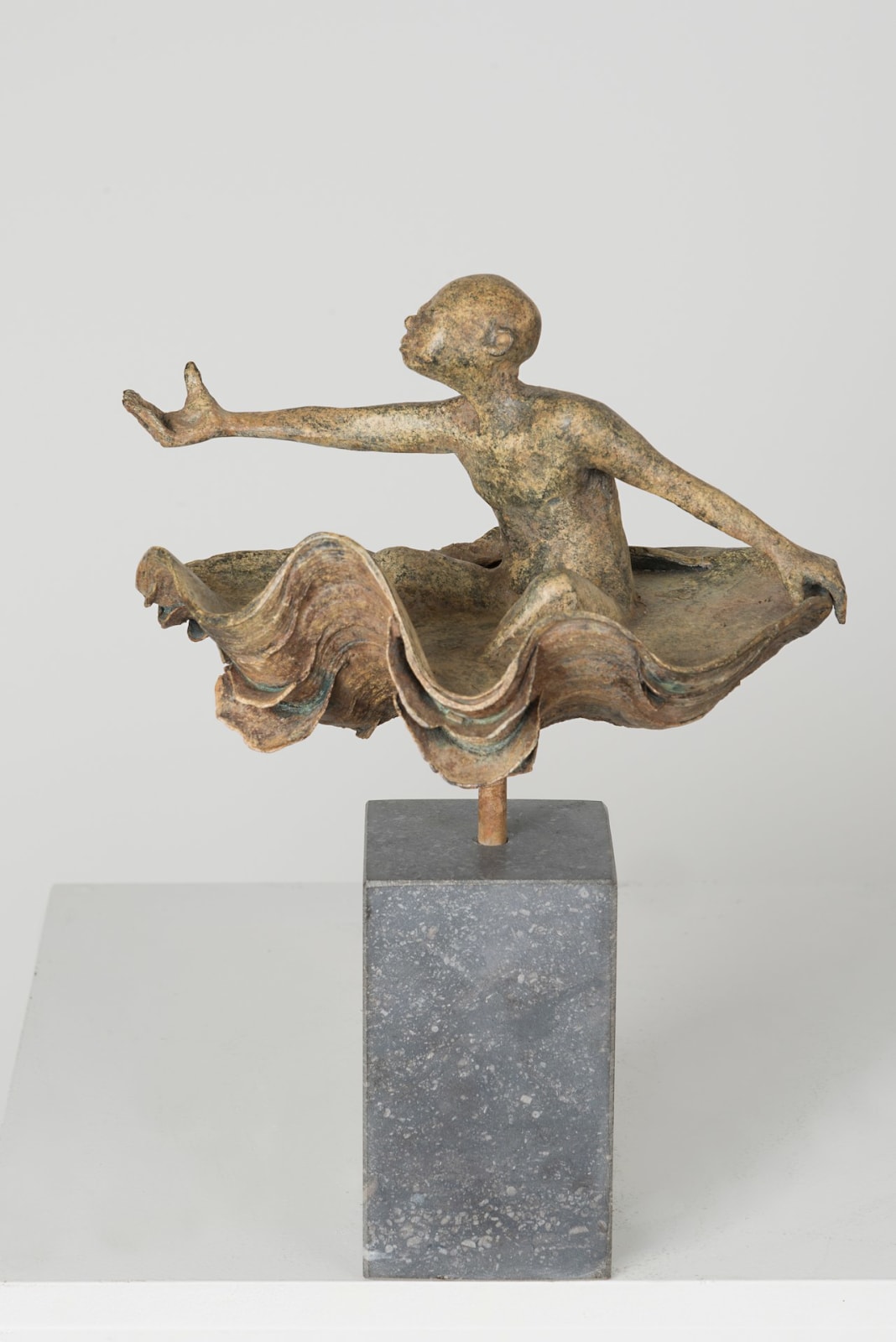 savon, lieven d'haese, sculpture en bronze, sculpture fille, sculpture d'eau, sculpture de vagues, sculpture d'ange, sculpture africaine, sculpture innocente, sculpture d'espoir, art de la sculpture, sculpture de la nature, sculpture d'intérieur, art figuratif, sculpture figurative, contemporain sculpture, design d'intérieur, décoration d'art, décoration de salon, art theme heyi, galerie d'art belge