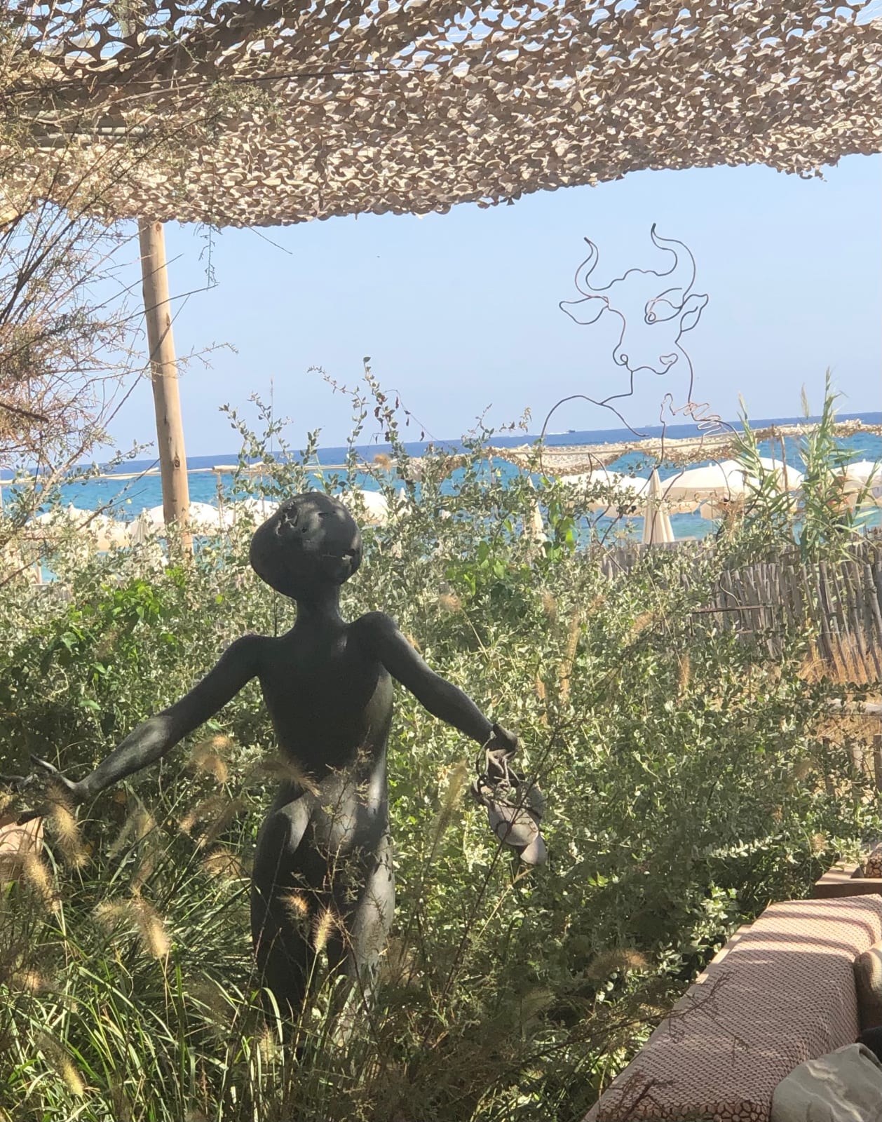 Charles serruya, ossenbeeld, os, dierensculptuur, staalkunst, beeldhouwkunst, hedendaagse beeldhouwkunst, hedendaagse kunst, interieurontwerp, kunstdecoratie, salondecoratie, tuinkunst, tuinsculptuur, bureaudecoratie, bureaudecoratie, plankdecoratie, boekenkastdecoratie, artyi, belgische kunstgalerie