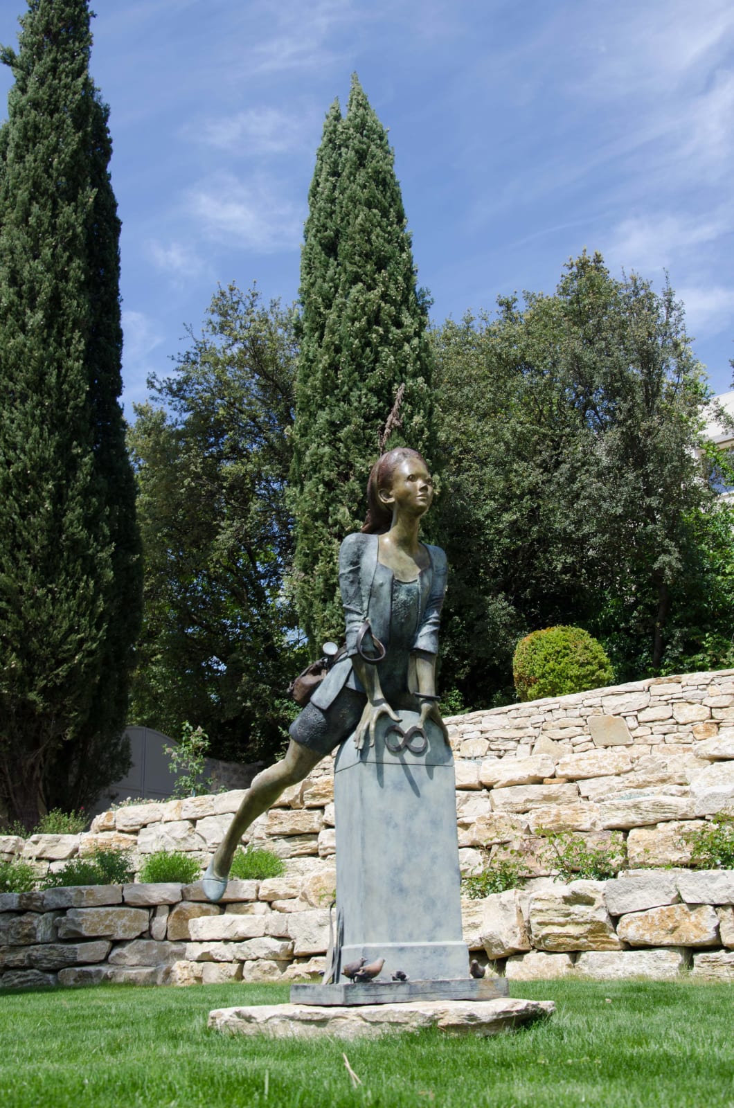 horizon, sculpture, rene, julien, art thema, heyi gallery, bronze, polychroma, girl, jump