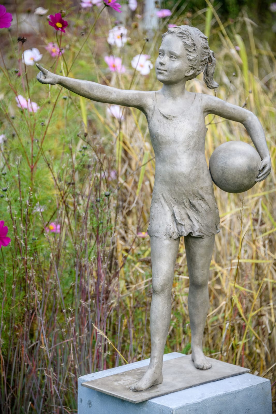 girl, bronze, sculpture, musician, little girl, balloon, ball, playing girl, direction, pointing, figurative sculpture, tenderness, sweetness, art thema