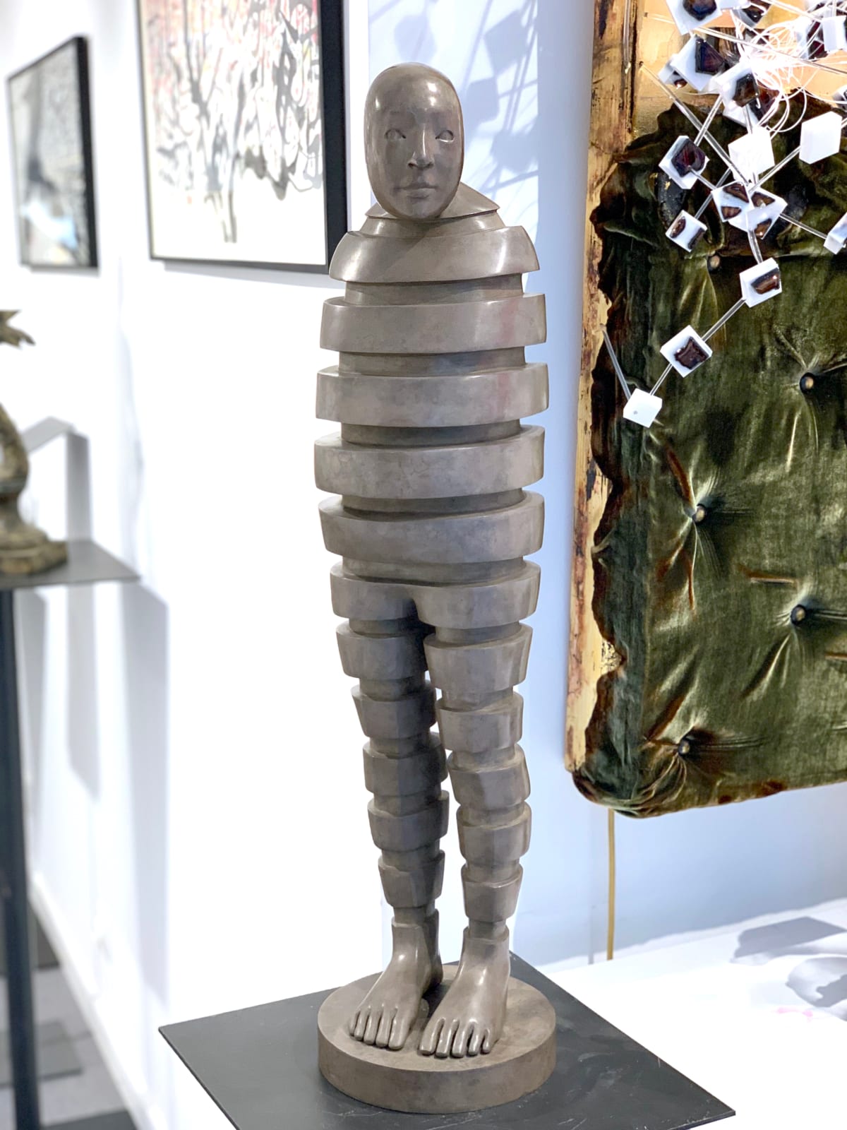 Entasis, isabel miramontes, homme debout, sculpture contemporain, art scultpure, sculpture à bronze, décoration intérieure, art décoration, art design, art maison, idée art intérieure, décoration salon, décoration jardin, décoration art, art thema heyi, galerie d'art bruxelles, galerie d'art contemporain
