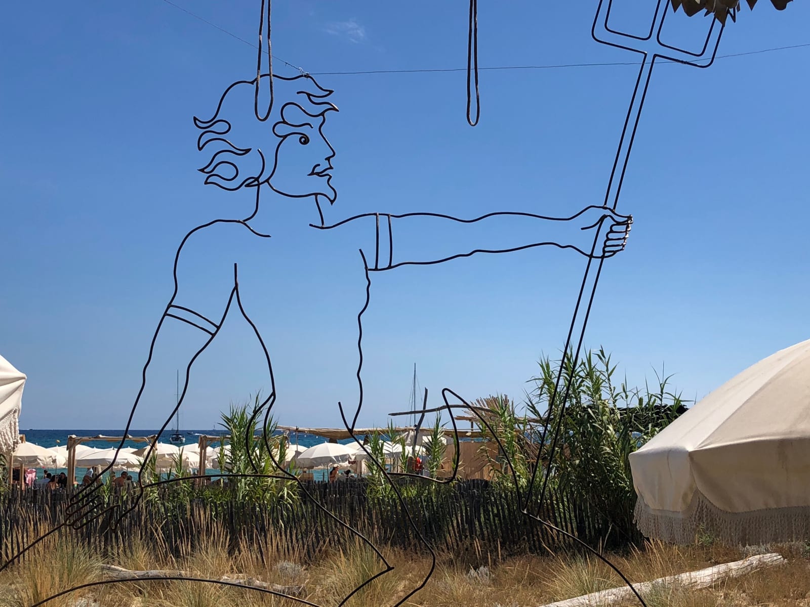poseidon, art, plage, cabane bambou, ramatuelle, saint tropez, acier sculpture, poetique, romantique, mythologie, art thema, heyi