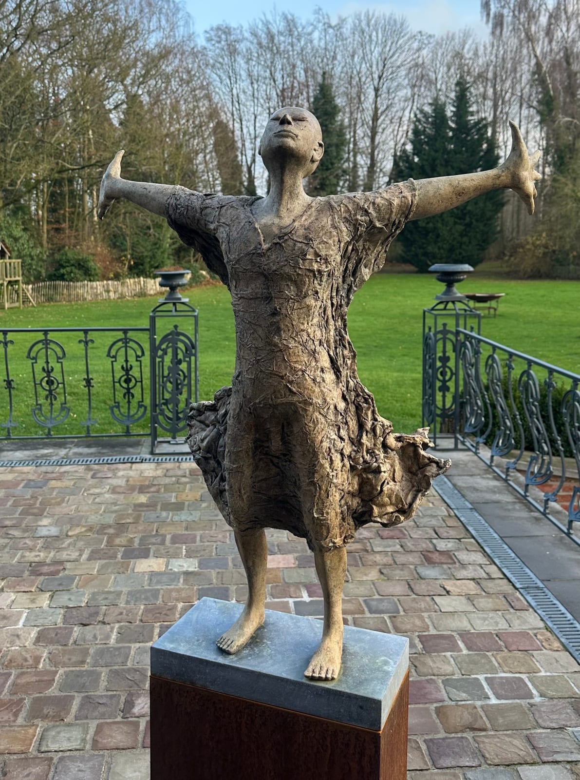 IIXV, sculpture monumentale contemporaine de Lieven D’Haese symbolisant la complétude humaine à travers les chiffres romains II, X et V, œuvre expressive pour collectionneurs et architectes d’intérieur ou de jardin.