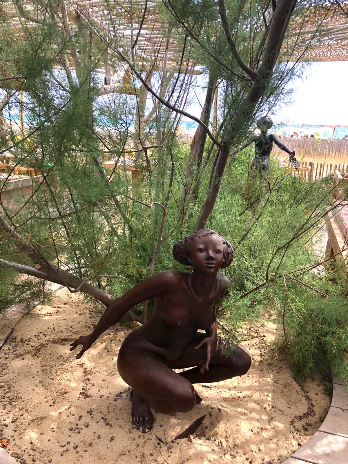 pisseuse, rené julien, bronzen beeld, figuratieve beeldhouwkunst, vrouwenbeeldhouwwerk, beeldhouwwerk van de liefde, meisjesbeeldhouwwerk, romantische beeldhouwkunst, hedendaagse beeldhouwkunst, monumentale beeldhouwkunst, art thema heyi, Brusselse kunstgalerij, tuinbeeld, huisontwerp, kunstdecoratie, interieurontwerp