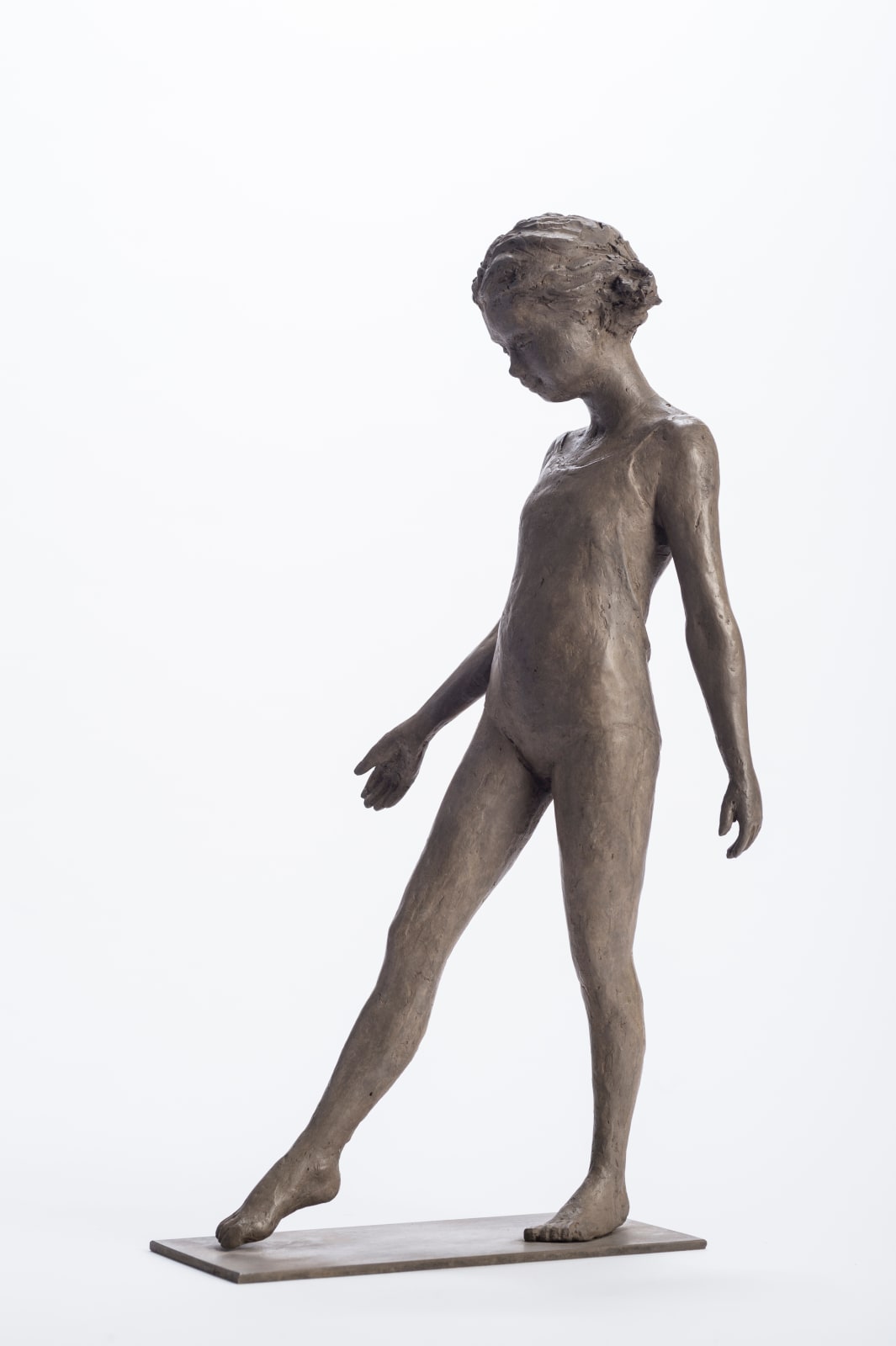 cols, sculpture, bronze, belge, fille, fillette, maillot, douceur, tendresse, grâce, grâcieuse, pas, pas en avant, danse, posture, art thema, art, thema, artthema, antica, fine art fair, wavre
