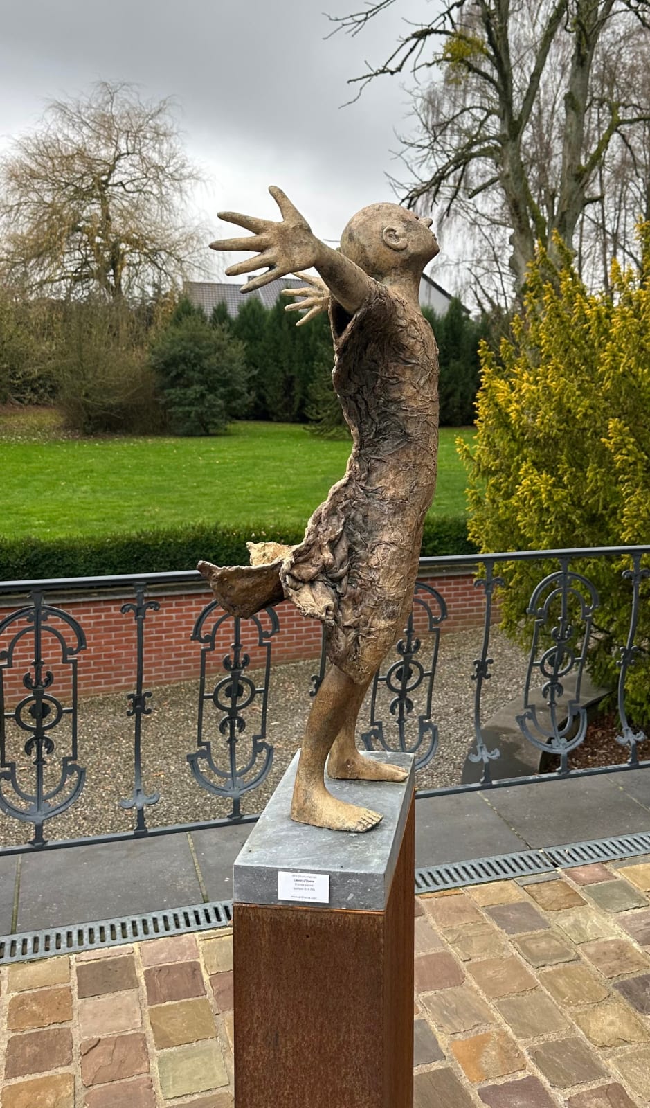 IIXV, monumental contemporary sculpture by Lieven D’Haese symbolizing human completeness through the Roman numerals II, X and V, a powerful artwork for collectors and interior or landscape architects.