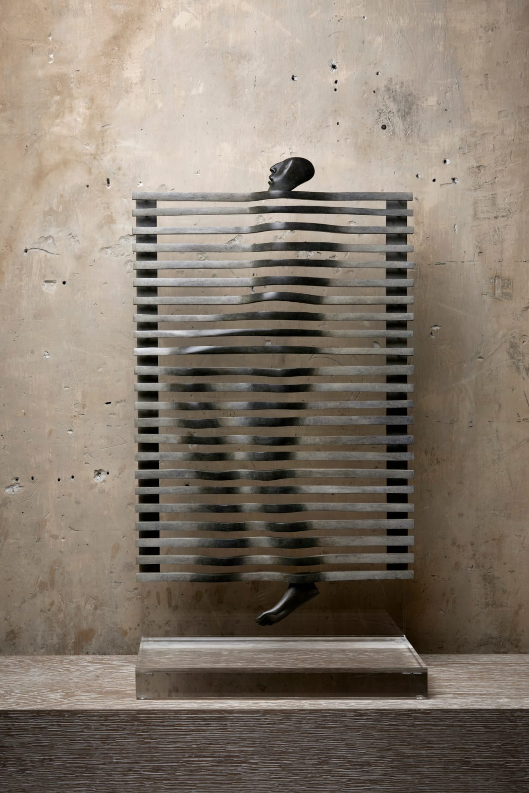 Siësta, Isabel Miramontes, staande man, siësta, wanddecoratie, eigentijds beeldhouwwerk, beeldhouwkunst, bronzen beeld, interieurdecoratie, decoratiekunst, design art, huiskunst, interieurkunstidee, woonkamerdecoratie, bibliotheekdecoratie, meubeldecoratie, thema art heyi, art gallery brussels, galerie voor hedendaagse kunst