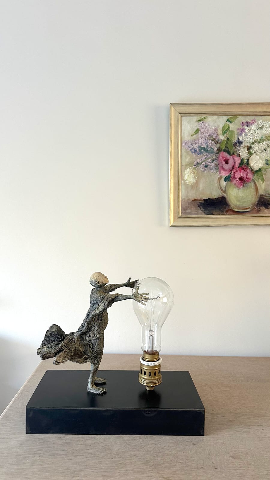 Sculpture en bronze Visionary, art contemporain figuratif aux influences africaines, idéale pour collection privée ou intérieur d’exception.