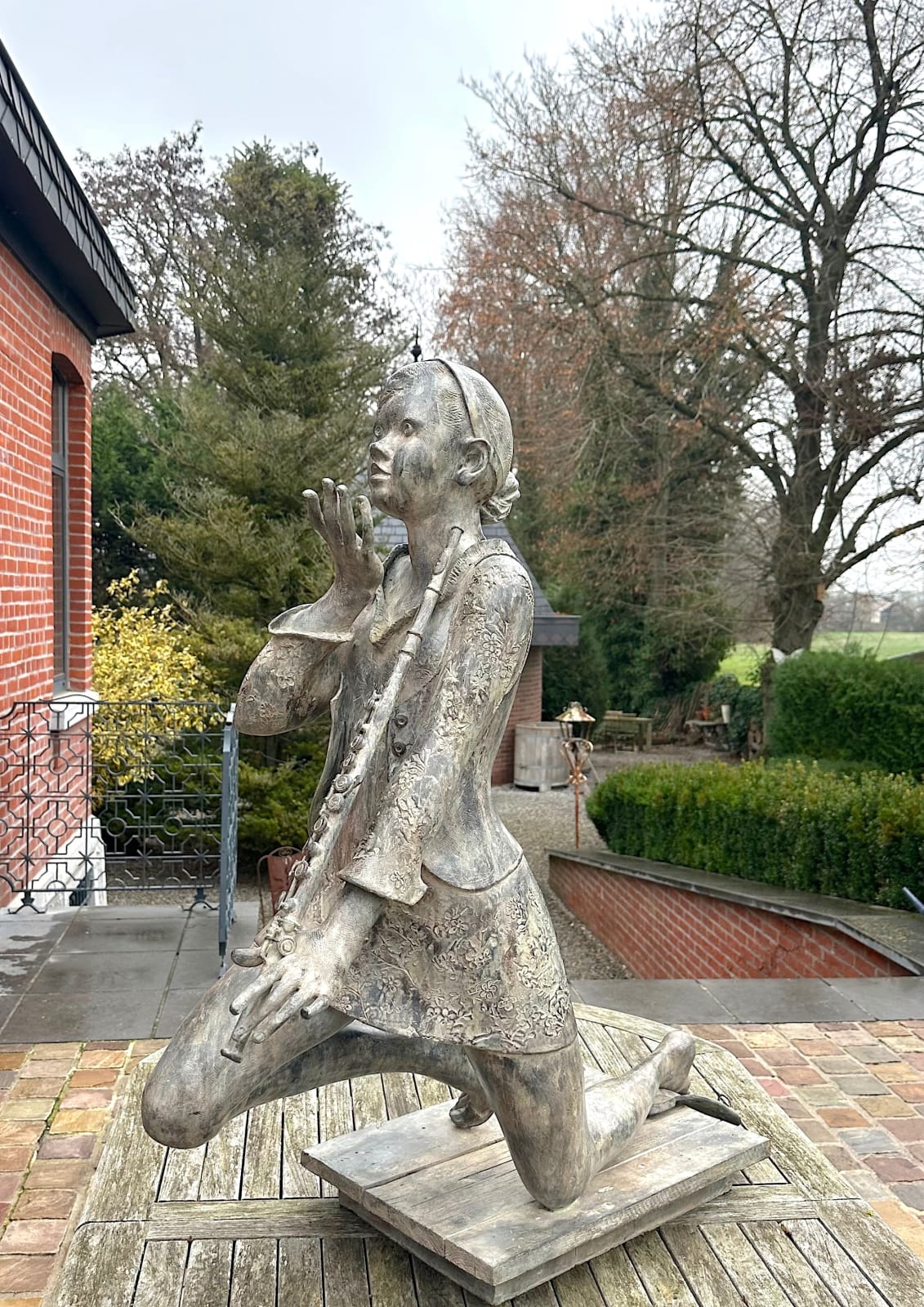 Allegretto Vivace, Bronzeskulptur von René Julien, Sammlerstück in letzter Auflage, inspiriert von Musik, elegante figurative Kunst.