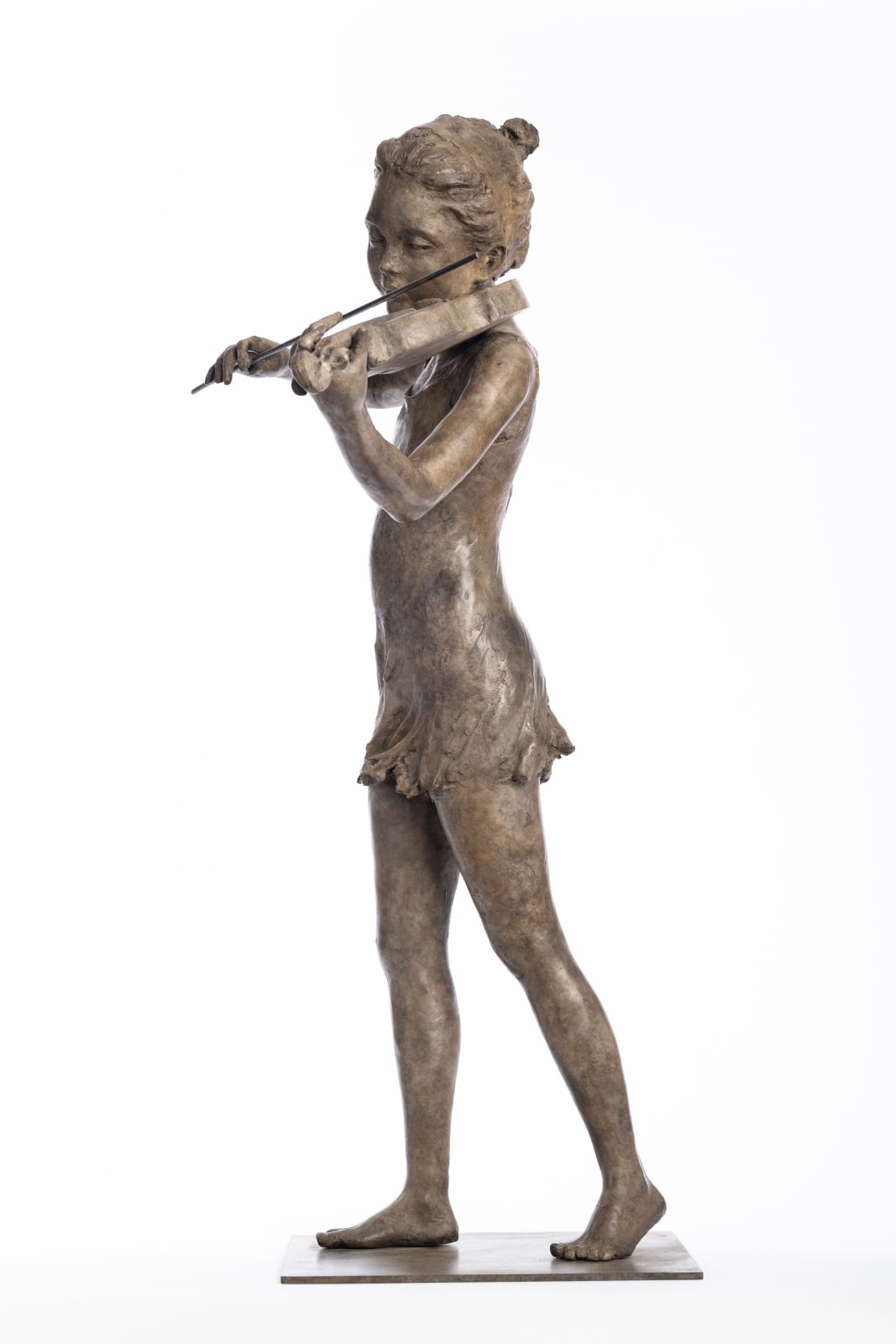 beatrice cols, artiste, sculpteur, belge, jeune fille, violon, robe, frais, estival, musique, bronze, sculpture en bronze, galerie art thema, art thema, antica bruxelles, foire, antica namur, antica, arles