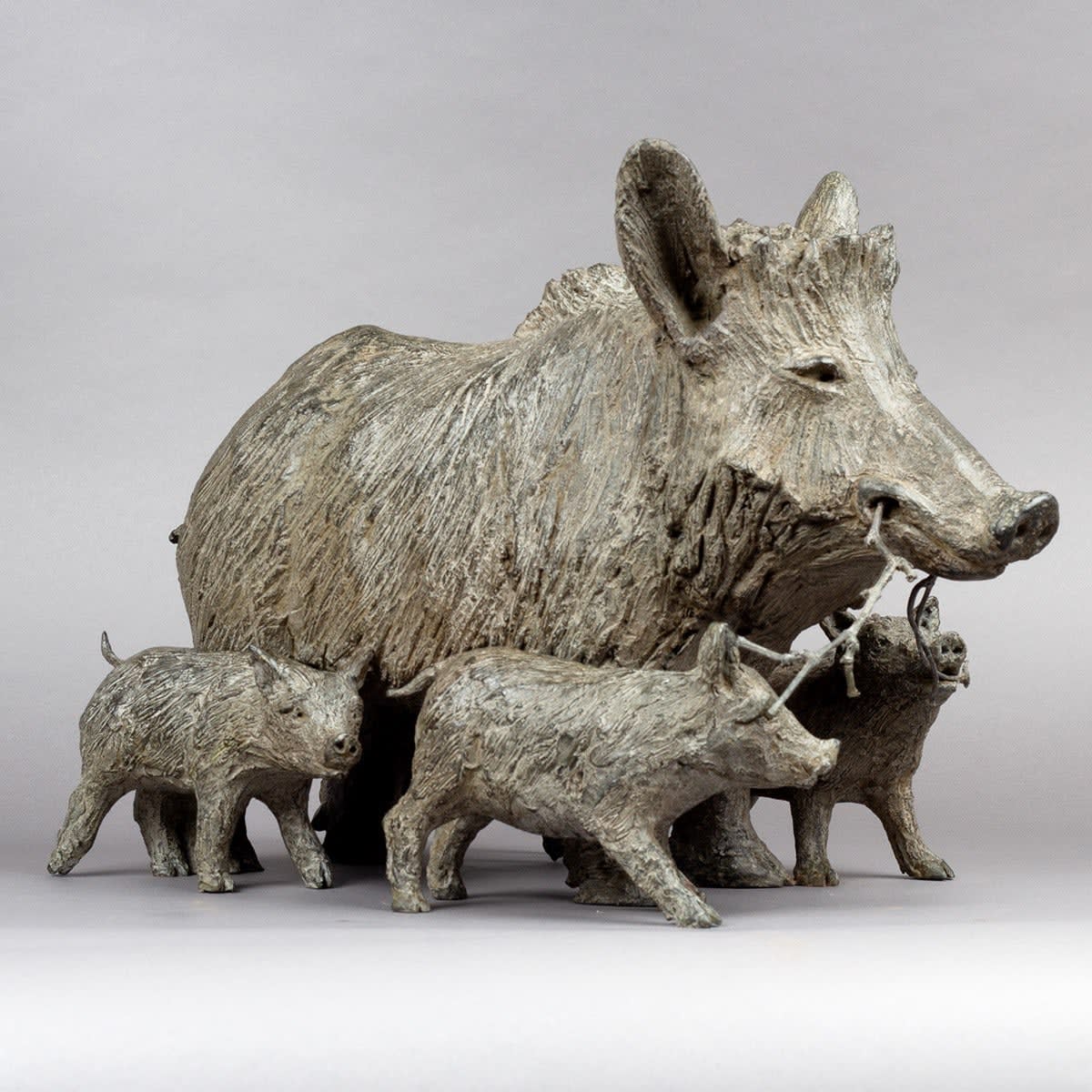 Dans la forêt du Hez - Laie et marcassins, sophie verger, sanglier, cochon, animal heureux, animal, sculpture animalière, art bronze, sculpture bronze, éléphanteau, harmonie, animal mignon, sculpture mignonne, enfance, rêve, jeu, joyeux, nature, bonheur, amour, décoration bibliothèque, décoration bureau, décoration d'intérieur, Art Thema HeYi, galerie Bruxelles