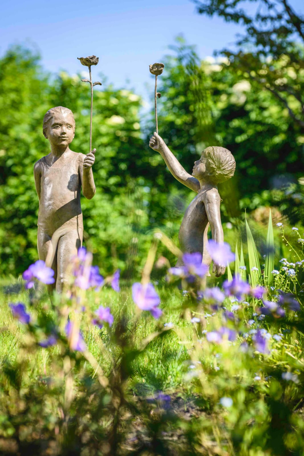 béatrice cols, cols, artiste, sculpteur, belge, fille, fleur, jeu, marelle, légère, aérien, robe, mignonne, été, calme, zen, douceur, rêve, bronze, taille moyenne, art thema, artthema, art, thema, antica namur, antica bruxelles, fine art fair, wavre