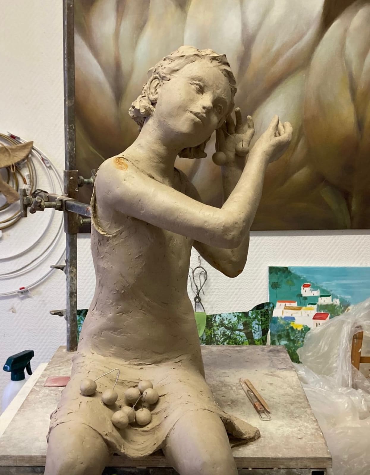 bronzen beeld, Le Temps des Cerises, Béatrice Cols, Belgische kunstenares, kind in brons, figuratief beeldhouwwerk, hedendaagse kunst, meisje in brons, natuurlijke patina, tuinbeeld, kunstcollectie, buitenbeeld, sculptuur voor interieurarchitecten, gepatineerd brons, poëtisch beeld, kunstgalerij, Belgische bronzen sculptuur, kinderbeeld