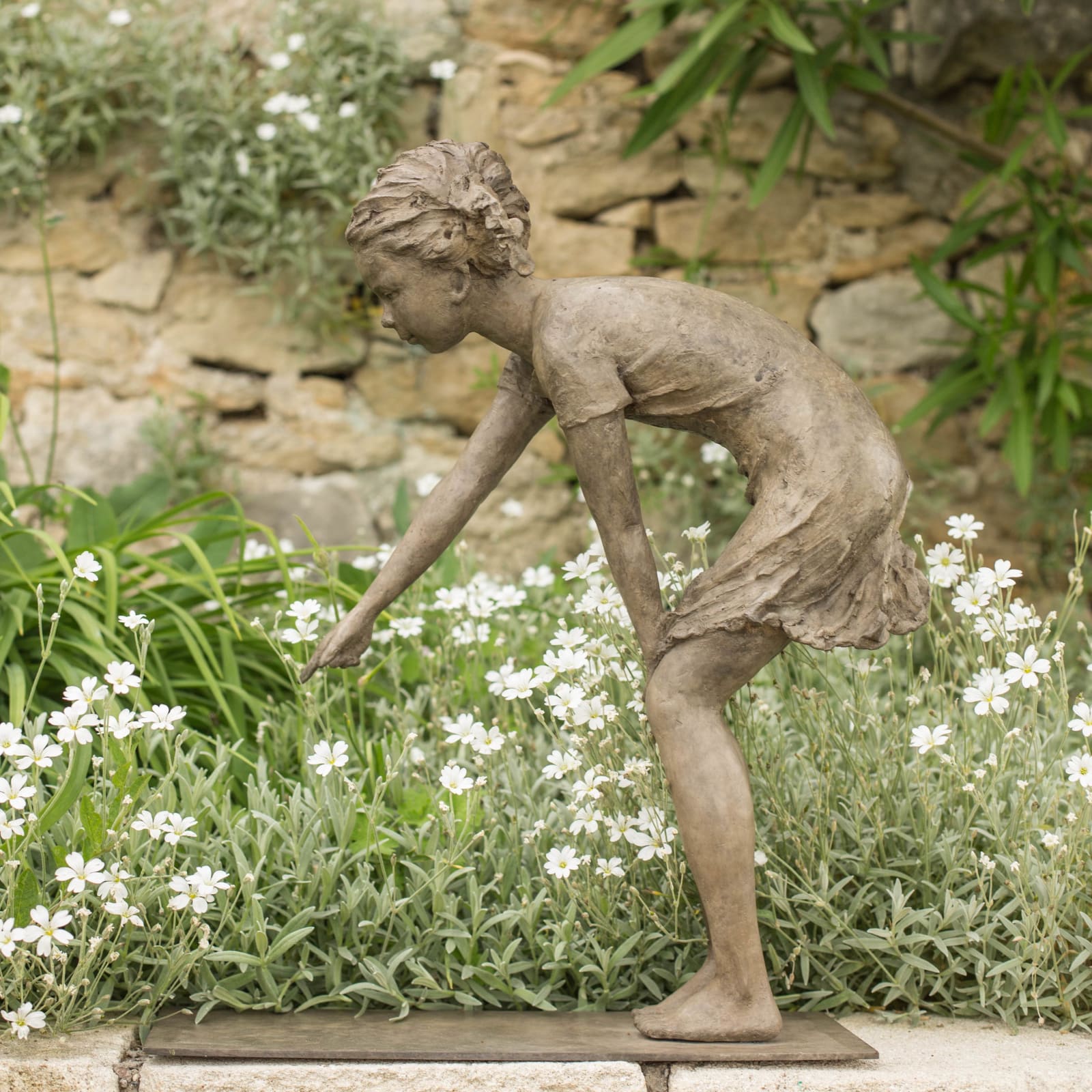 béatrice cols, cols, artiste, sculpteur, belge, fille, doigt, montrer, bucolique, jeu, robe, équilibre, calme, zen, douceur, rêve, bronze, taille moyenne, art thema, artthema, art, thema, antica namur, antica bruxelles, fine art fair, wavre, carry-le-rouet, côte bleue