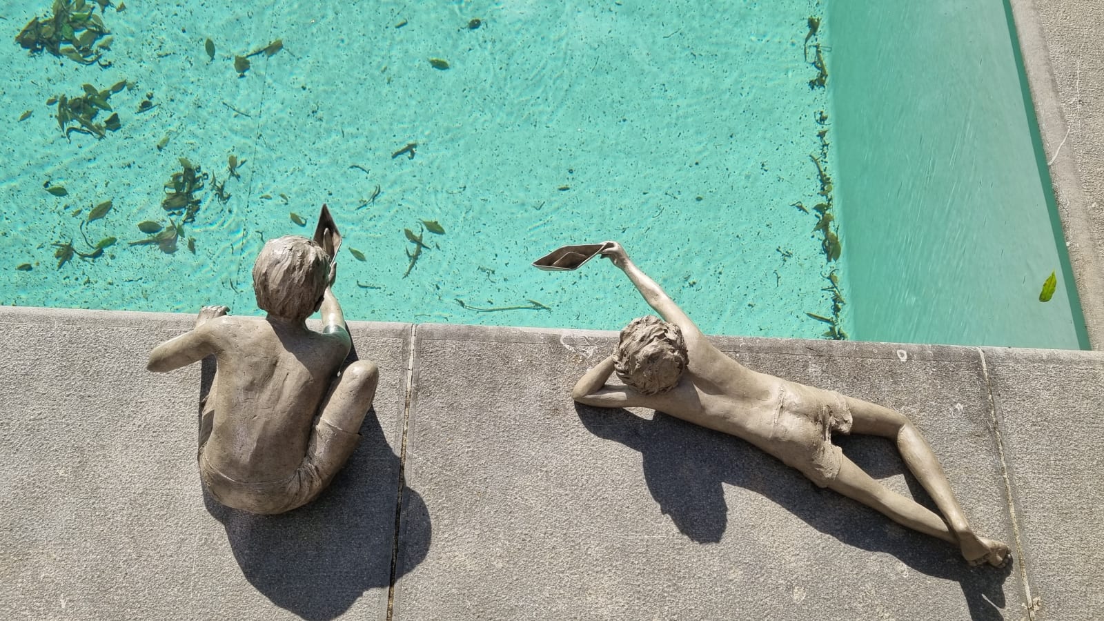 Escultura en bronce La Pequeña Buceadora Béatrice Cols, escultura, escultura en bronce, niño al borde de la piscina, niño con barquito, niño jugando con su barco, artista belga, escultura de arte contemporáneo, obra en bronce para interior y exterior para coleccionistas, escultura en bronce para arquitectos de interiores, escultura en bronce para diseñadores de interiores, alquiler de obra de arte en bronce, feria de arte SMART Aix-en-Provence 2025, escultura figurativa infantil en bronce artista contemporánea, escultura poética en bronce Béatrice Cols, colección de esculturas contemporáneas en bronce, instalación artística para estanque o piscina, escultura en bronce para diseño paisajístico, obra en bronce para colección privada, escultura en bronce para decoración de alto nivel, arte contemporáneo en bronce, escultura de niño en bronce con emoción y ternura, arte figurativo femenino en bronce, Béatrice Cols escultora en bronce, arte en bronce para diseño de interiores, leasing de arte, alquiler de obras de arte