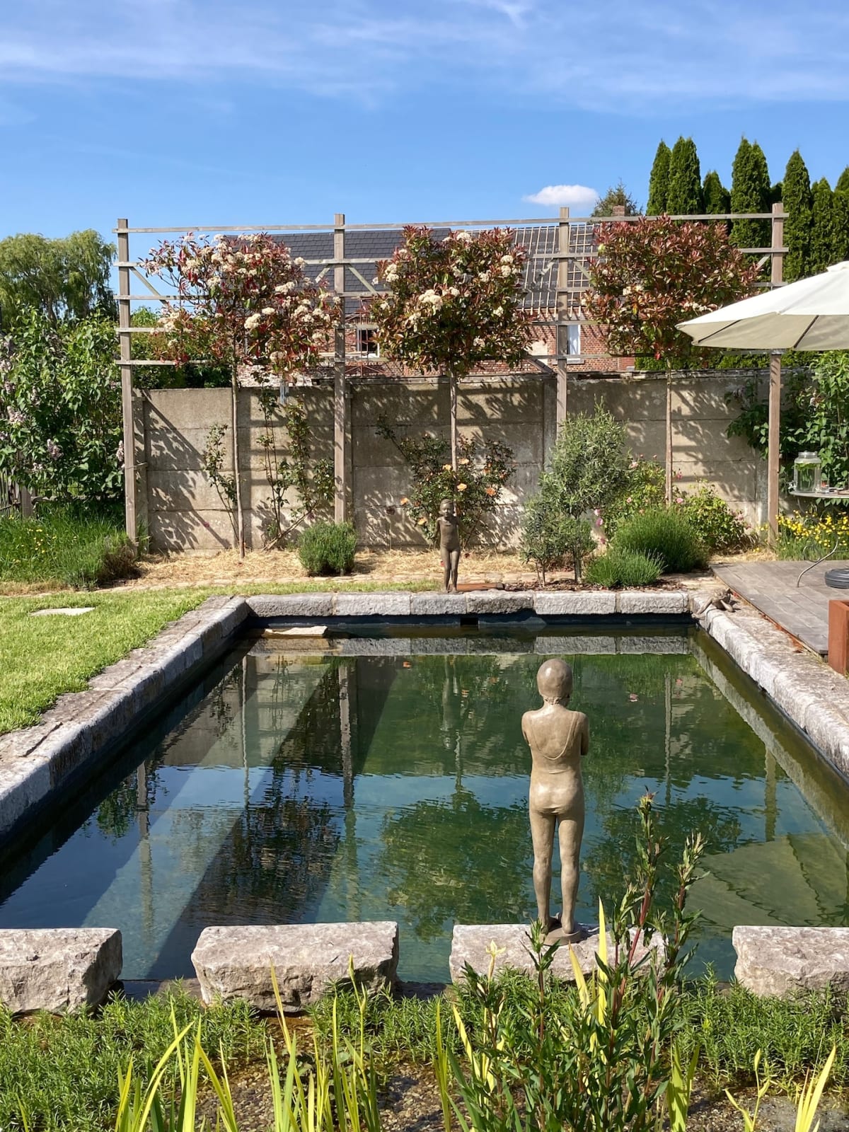 Bronzeskulptur Die kleine Taucherin Béatrice Cols, Skulptur, Bronzeskulptur, Taucherin, kleines Mädchen beim Sprung, Skulptur am Pool, belgische Künstlerin, zeitgenössische Kunstskulptur, Bronze Kunstwerk Innen und Außen für Sammler, Bronzeskulptur für Gartenlandschaftsarchitekten, Bronzeskulptur für Innenarchitekten, Kunstleasing Bronzeskulptur, Kunstmesse SMART Aix-en-Provence 2025, figurative Kinderskulptur zeitgenössische Künstlerin, poetische Bronzeskulptur Béatrice Cols, Sammlung zeitgenössischer Bronzeskulpturen, künstlerische Installation für Teich oder Pool, Bronzeskulptur für Landschaftsgestaltung, Skulptur zur Miete, Bronzekunstwerk für Privatsammlung, Bronzeskulptur für gehobene Einrichtung, zeitgenössische Bronzekunst, Kinderskulptur in Bronze mit Emotion und Zärtlichkeit, weibliche figurative Bronzekunst, patinierte Bronze für Außenbereiche, Béatrice Cols Bronzebildhauerin, Bronzekunst für Interior Design, Kunstleasing, Leasing von Kunstwerken