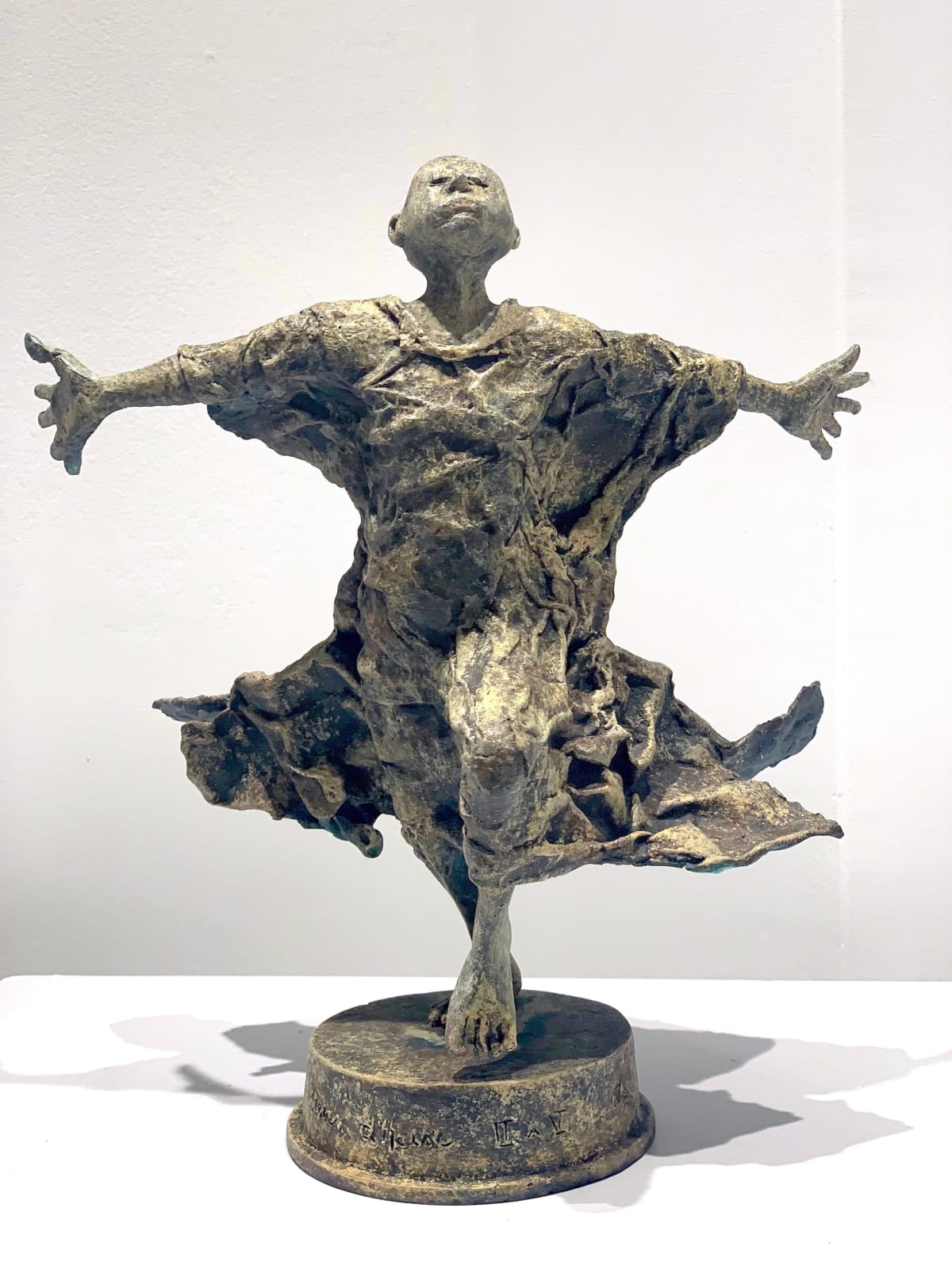 II X V, lieven d'haese, bronzen sculptuur, kindersculptuur, kindersculptuur, jongenssculptuur, onschuldige sculptuur, sculptuur van hoop, sculptuurkunst, sculptuur van de natuur, interieursculptuur, figuratieve kunst, figuratieve sculptuur, hedendaagse beeldhouwkunst, interieurontwerp, kunst decoratie, salondecoratie, monumentale sculptuur, buitenbeeldhouwwerk, tuinbeeldhouwwerk, jongensbeeldhouwwerk, afrikaans beeldhouwwerk, afrika, afrikaanse kunst, vrijheidsbeeldhouwkunst, kunstgalerij, belgische kunstgalerij, brusselse kunstgalerij, art yi, art yi galerij