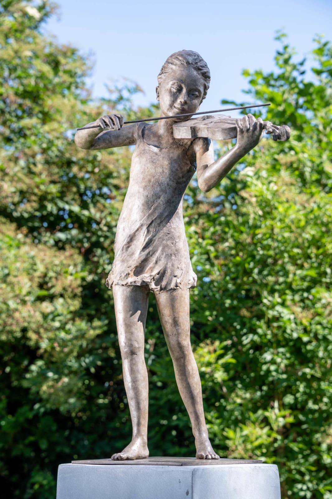 beatrice cols, artiste, sculpteur, belge, jeune fille, violon, robe, frais, estival, musique, bronze, sculpture en bronze, galerie art thema, art thema, antica bruxelles, foire, antica namur, antica, arles
