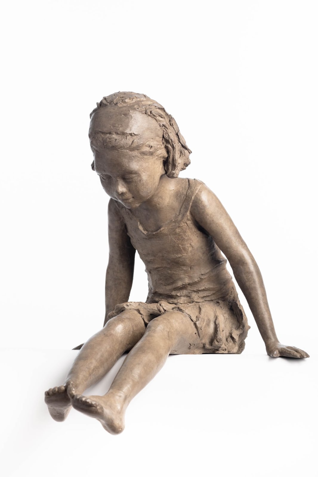 beatrice cols, artiste, sculpteur, belge, petite fille, petite bête, assise, contemplative, bronze, sculpture en bronze, galerie art thema, art thema, antica bruxelles, foire, antica namur, antica, arles, VB studio, galerie arles, scultpure intérieur, sculpture extérieure, sculpture jardin, sculpture décoration, artiste belge, artiste reconnue, cols, collection d'art, acheter de l'art, investir dans l'art, achat sculpture bronze