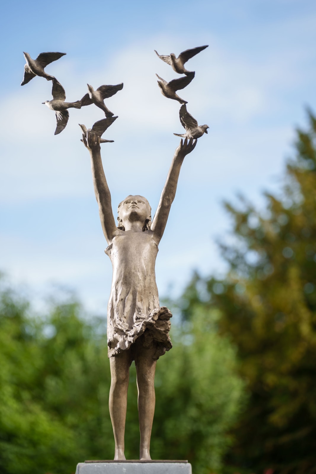 Béatrice Cols, Belgian artist, artist, sculpture, bronze sculpture, garden sculpture, Libre, sculpture young girl and birds, sculpture birds in flight, birds in flight, bronze garden sculpture, garden decoration, art leasing, art investment, art collection, contemporary art, fine art, fine art fair, Fine Art Fair Wavre, Art Thema, Art Thema Gallery
