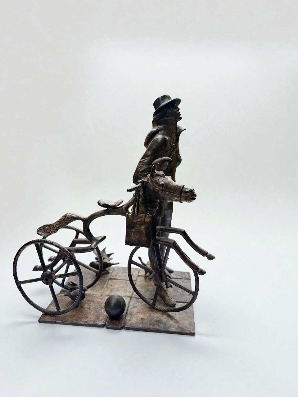 escultura en bronce, Passé Présent, René Julien, artista belga, hombre junto a su bicicleta, bicicleta con cabeza de caballo, bronce figurativo, arte contemporáneo, obra fine art, escultura narrativa, bronce patinado, pieza de colección, escultura monumental, Art Thema Gallery