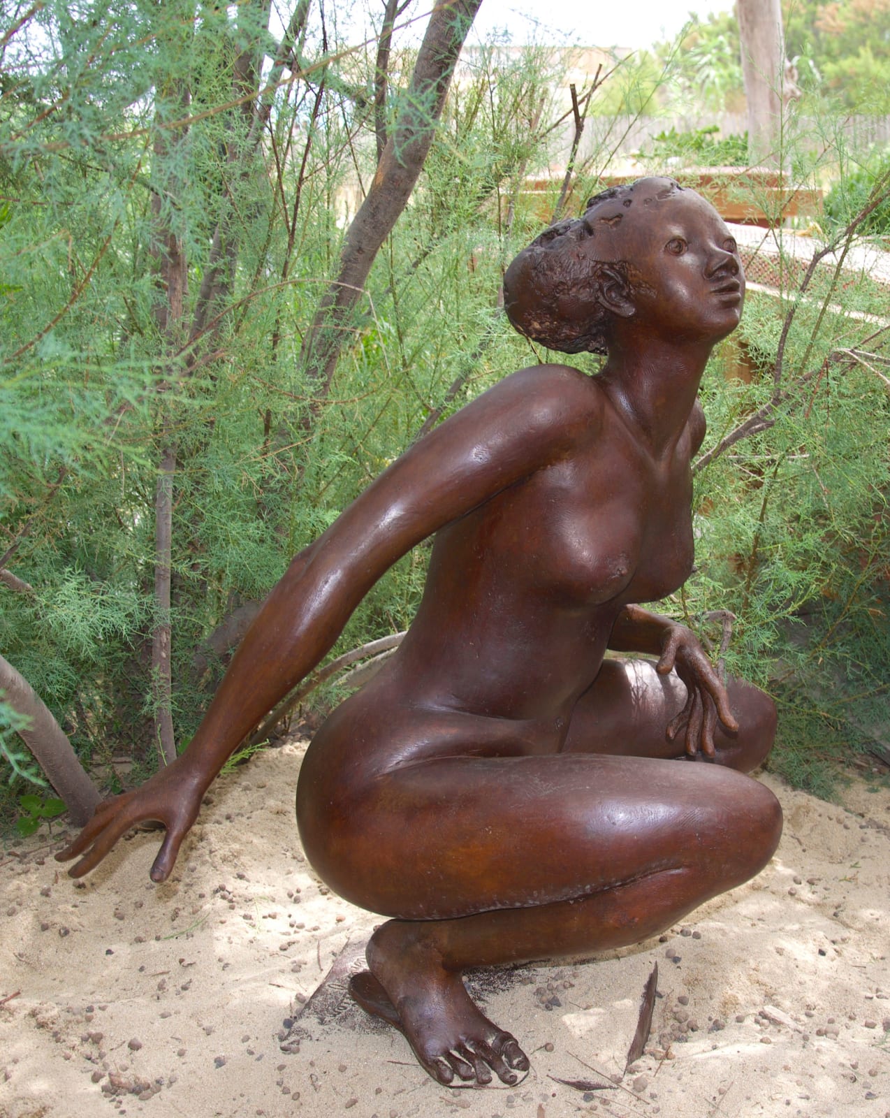 pisseuse, rené julien, sculpture en bronze, sculpture figurative, sculpture femme, sculpture d'amour, sculpture fille, sculpture romantique, sculpture contemporaine, sculpture monumentale, art thema heyi, galerie d'art bruxelles, sculpture de jardin, design d'intérieur, décoration d'art, design d'intérieur