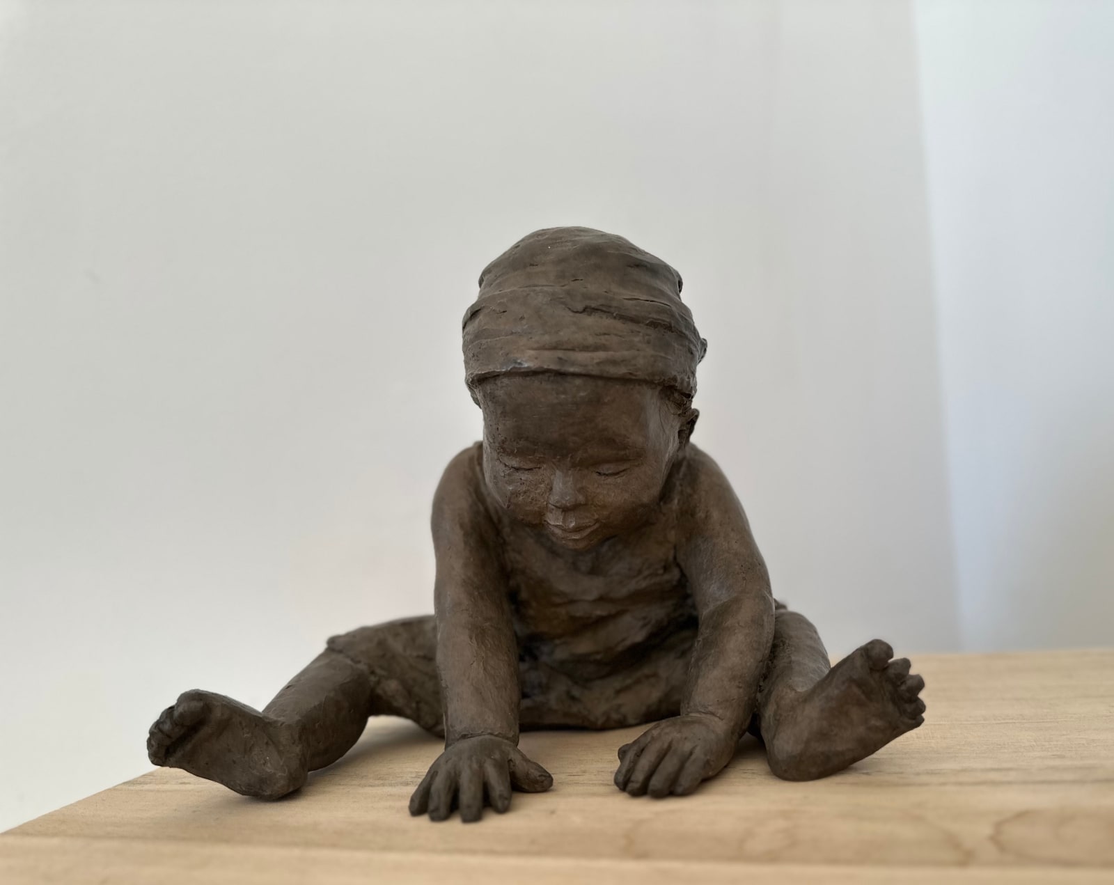julie, béatrice cols, art thema, petite sculpture en bronze, sculpture d’enfant, petite statue de fillette, art en bronze à la cire perdue, sculptrice belge contemporaine, Béatrice Cols, sculpture en bronze de collection, sculpture sur le thème de l’enfance, art pour collectionneurs, sculpture figurative en bronze