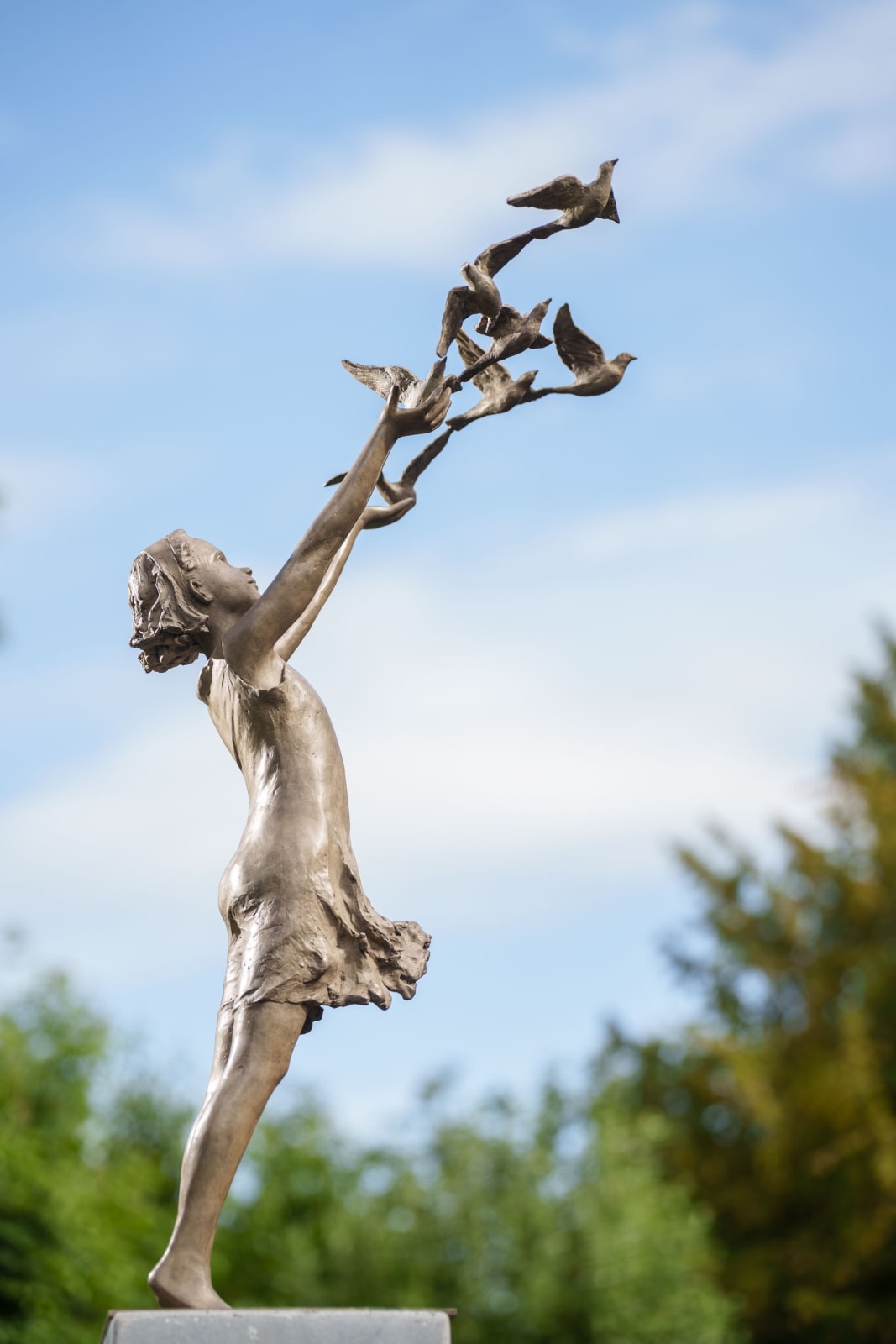 béatrice cols, artiste belge artiste, sculpture, sculpture en bronze, sculpture jardin, libre, sculpture jeune fille et oiseaux, sculpture envol oiseaux, envol d'oiseaux, sculpture bronze jardin, décoration jardin, leasing d'oeuvres d'art, investissement en art, collection d'art, art contemporain, fine art, fine art fair, fine art fair wavre, art thema, galerie art thema
