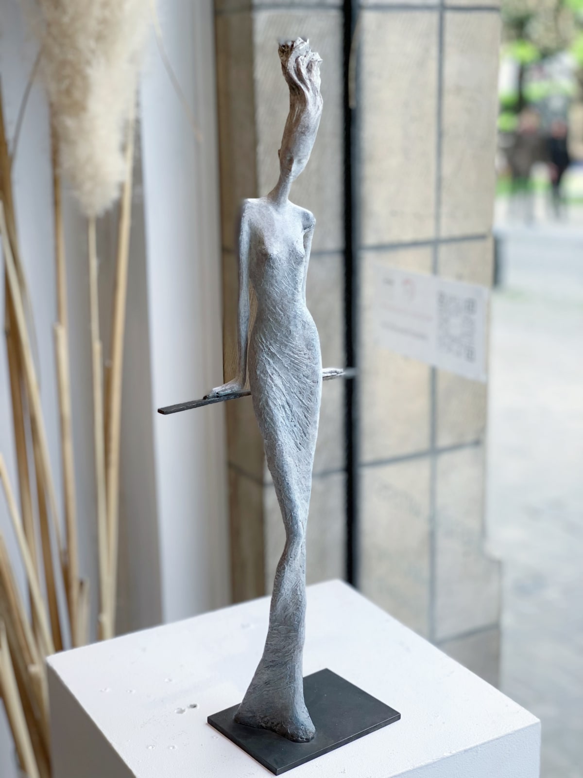 verleiding, Hedwige Leroux, vrouwenbeeldhouwwerk, meisjesbeeldhouwwerk, beeldhouwwerk jong meisje, figuratieve beeldhouwkunst, hedendaagse beeldhouwkunst, hedendaagse vrouw, bronzen kunst, bronzen beeld, beeldhouwkunst, interieur ontwerp, moderne beeldhouwkunst, salondecoratie, kunstdecoratie, art thema heyi, belgisch kunstgallerij