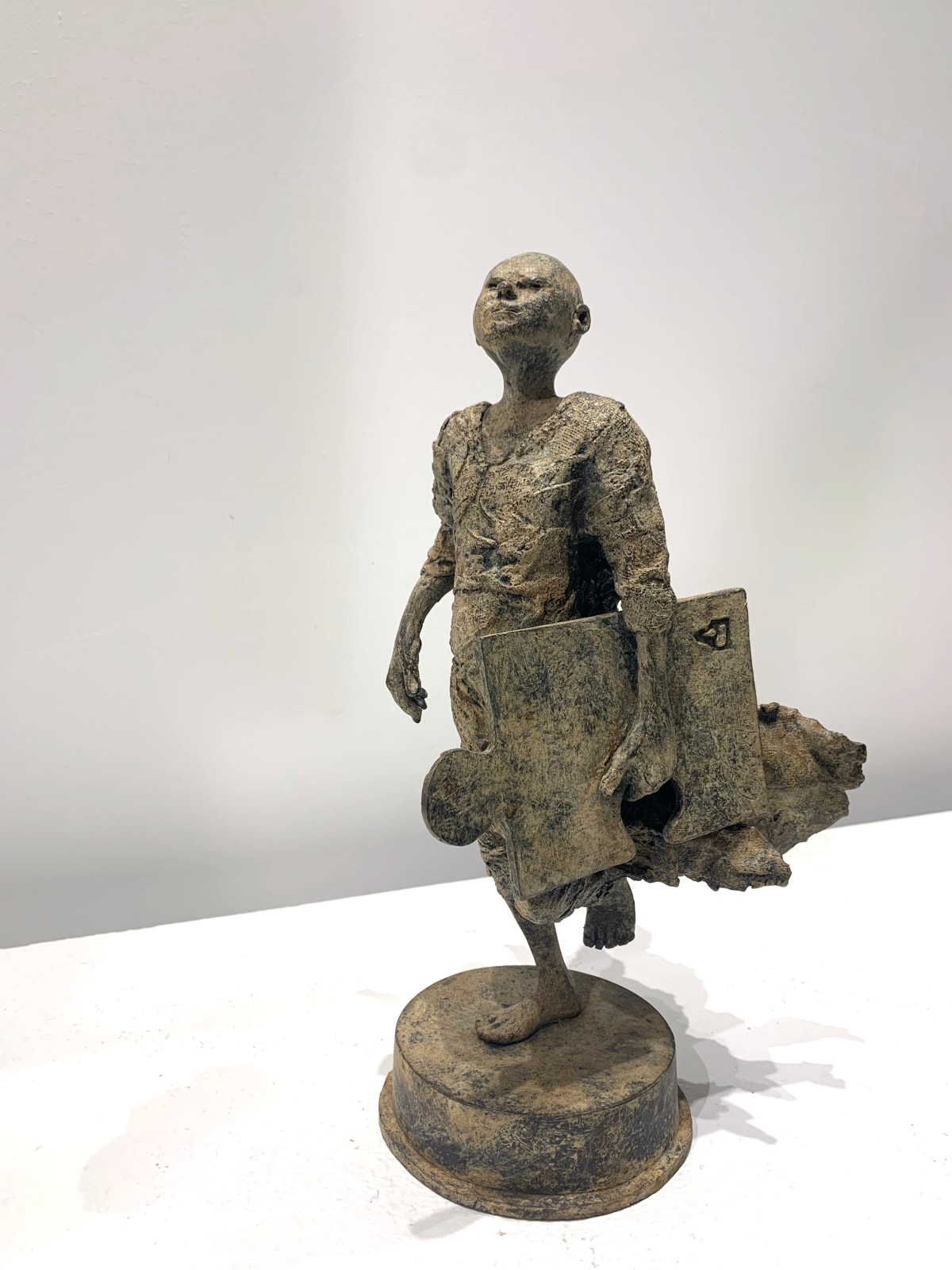 Ontbrekende schakel, lieven d'haese, puzzel, puzzelsculptuur, bronzen sculptuur, jongenssculptuur, kindersculptuur, afrikaanse sculptuur, onschuldige sculptuur, sculptuur van hoop, sculptuurkunst, sculptuur van de natuur, interieursculptuur, figuratieve kunst, figuratieve sculptuur, hedendaagse beeldhouwkunst , binnenhuisarchitectuur, kunstdecoratie, salondecoratie, jongensbeeldhouwwerk, afrikaans beeldhouwwerk, afrika, afrikaanse kunst, vrijheidsbeeldhouwkunst, kunstgalerij, belgische kunstgalerij, brusselse kunstgalerij, art yi, art yi galerij
