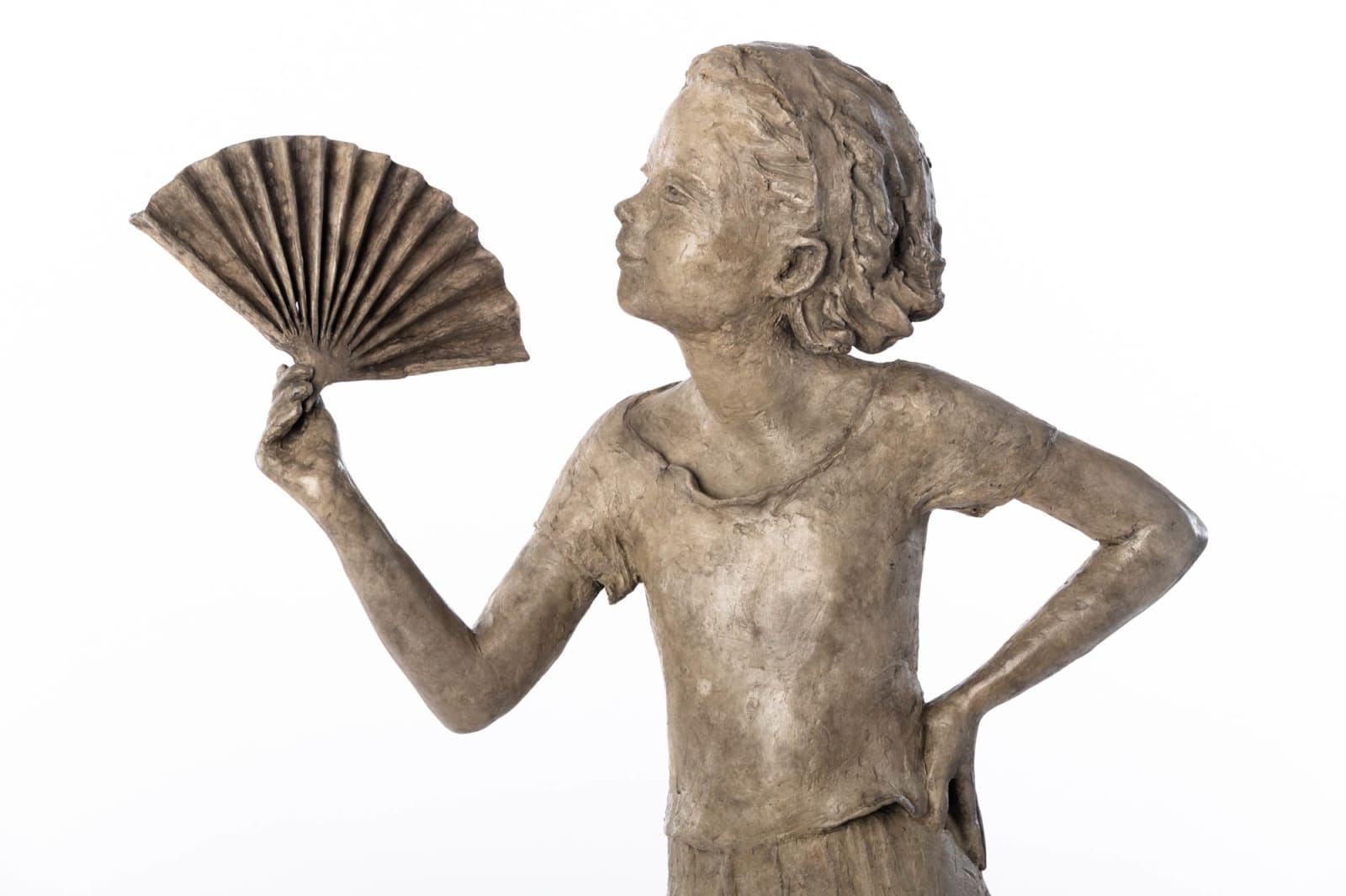 Béatrice Cols, Cols, beeldhouwer, Belgische beeldhouwer, vrouwelijke beeldhouwer, sculptuur, bronzen sculptuur, brons, klein meisje, jong meisje, waaier, Carmen, kleine Carmen, Spaans, klein Spaans meisje, klein meisje met waaier, interieurdecoratie, decoratie, artistieke decoratie, Belgische kunstenaar, Forcalquier, Arles, Carry-le-Rouet, Marseille, kunstcollectie, kunstinvestering, eerste kunstcollectie, beeldhouwaankoop, bronzen beeldhouwaankoop, sculptuurcadeau, Art Thema, kunst, Thema