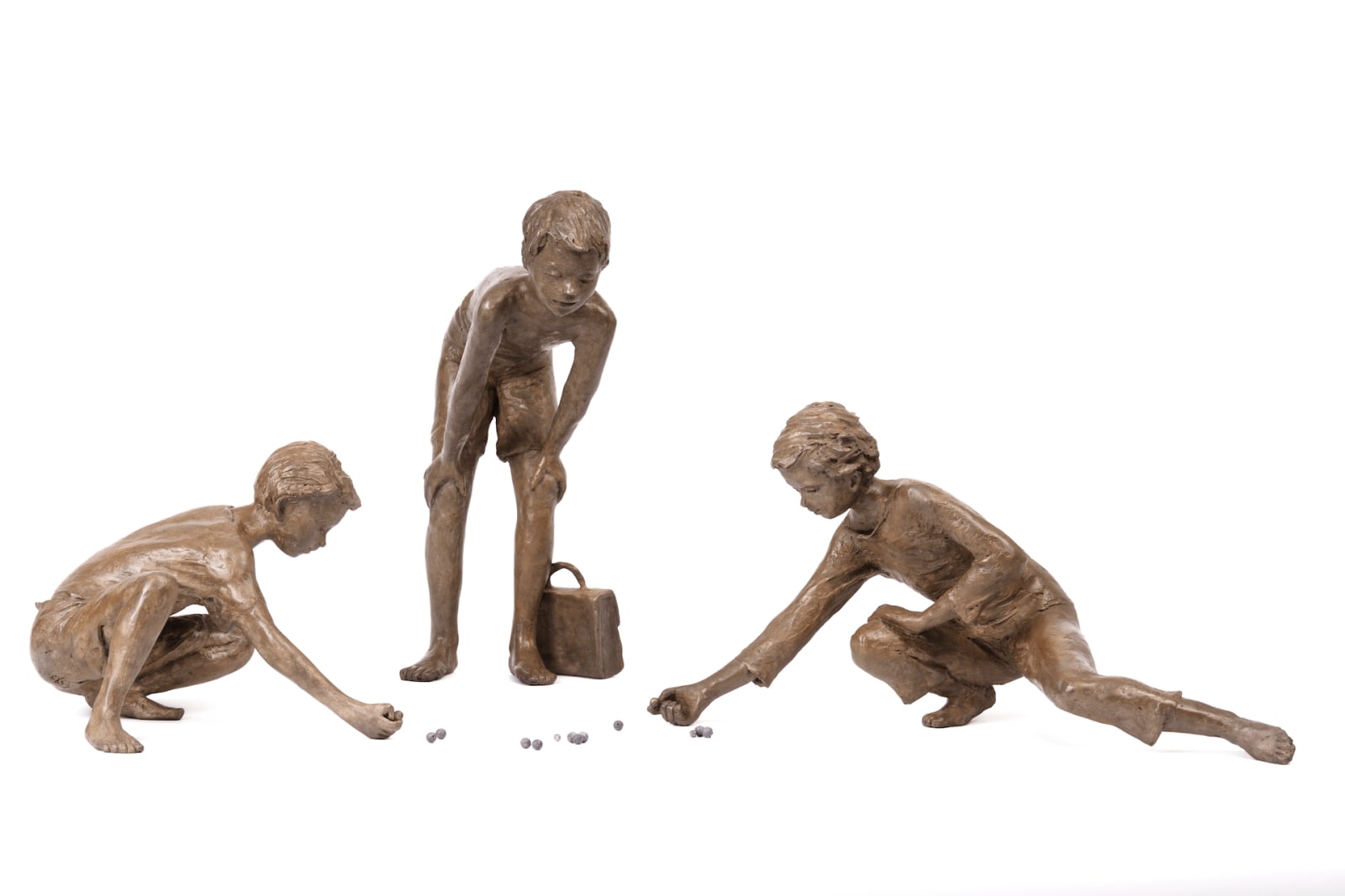 Béatrice Cols, Belgische kunstenares, Belgische beeldhouwster, bronzen beeldhouwwerk, hedendaagse kunst, fine art, figuratief beeldhouwwerk, poëtische sculptuur, artistiek brons, kunstbrons, origineel kunstwerk, kunstgalerij, kunstverzamelaar, interieurdecoratie, hoogwaardige inrichting, beeldentrio, kunstacquisitie, aankoop bronzen beeld, kunstleasing, kunstinvestering, artistiek kapitaal, kunstcollectie, exclusief kunstwerk, kunst en erfgoed, verzamelbaar brons, Fine Art Fair, Fine Art Fair Wavre, Art Thema, galerie Art Thema, beeldhouwwerktentoonstelling, kunstbeurs, kunstsalon, SMART, SMART Aix, jongetjes spelen knikkers