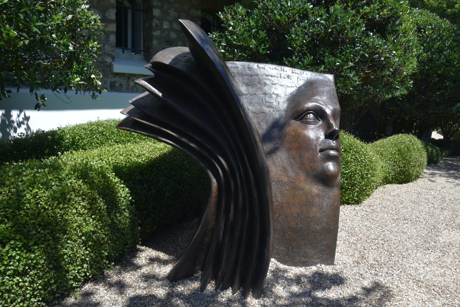 art thema, artthema, art, thema, Falling book, chute, livre, femmes, girl, woman, book, bronze, sculpture, contemporary art, italian art, Paola Grizi, Art Thema Heyi Gallery, Brussels