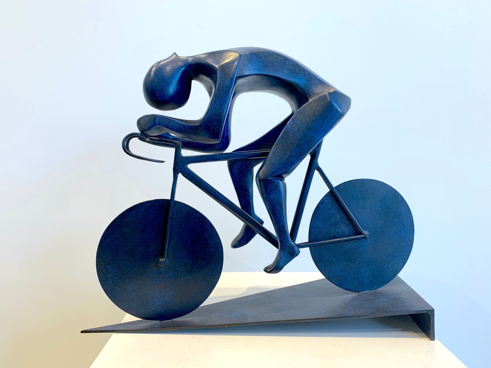 so du sud, sculpture bronze, bleue, cycliste, tour de la france, sculpture sportive, décoration intérieure, décoration bibliothèque, art maison, sculpture contemporain, Art Thema Gallery, Art thema, baldini art thema, art thema arles, arles gallery, Brussels