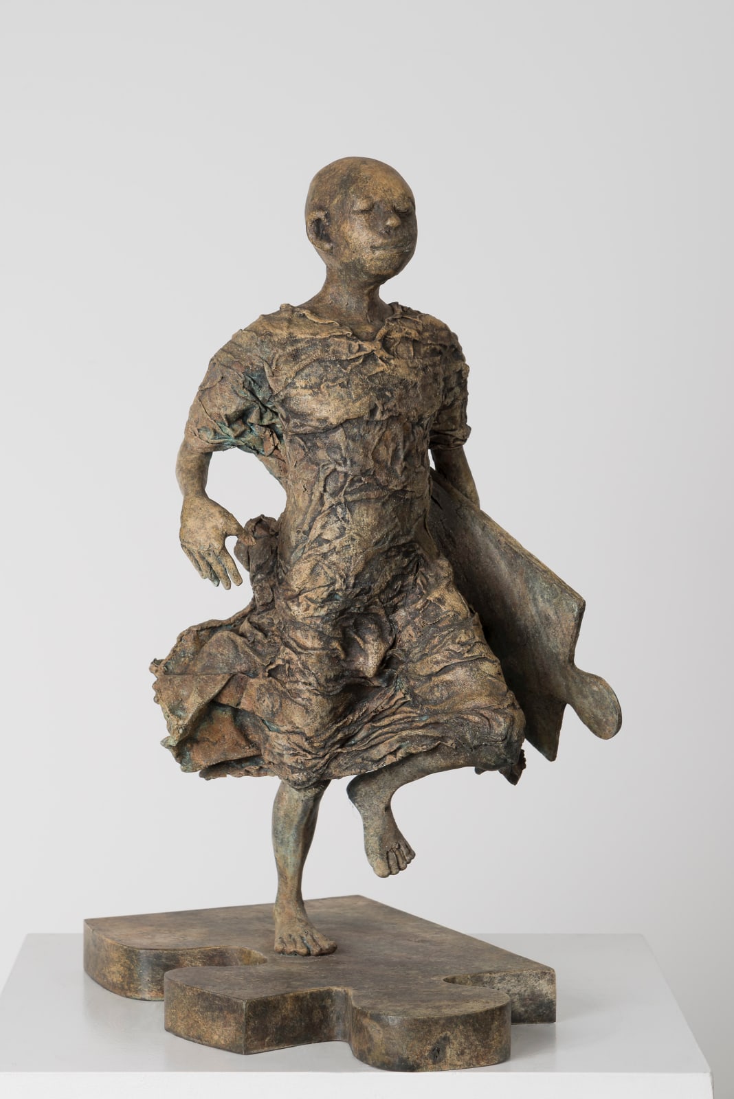 Le chaînon manquant, lieven d'haese, sculpture en bronze, sculpture puzzle, sculpture marche, sculpture enfant, sculpture enfant, sculpture garçon, sculpture innocente, sculpture de l'espoir, sculpture art, sculpture de la nature, sculpture d'intérieur, art figuratif, sculpture figurative, sculpture contemporaine, design d'intérieur, art déco, décoration salon, art theme heyi, galerie d'art belge