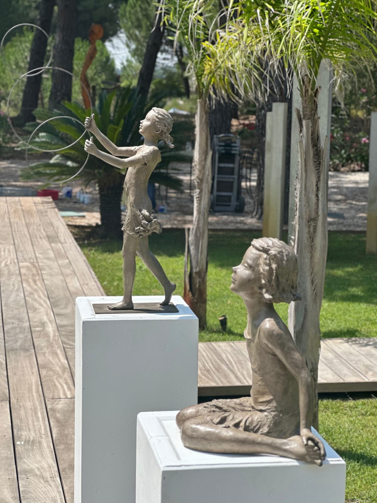 escultura de bronce La Malabarista Béatrice Cols Art Thema, estatua en bronce de una malabarista por Béatrice Cols, arte en bronce poético Béatrice Cols, decoración de jardín en bronce La Malabarista, escultura femenina en bronce Béatrice Cols, estatua exterior contemporánea Béatrice Cols Galería Art Thema, figura de bronce en movimiento Béatrice Cols, escultura de jardín en bronce Béatrice Cols La Malabarista, escultura moderna en bronce para exteriores, bronce artístico para jardines Béatrice Cols, Béatrice Cols La Malabarista escultura en Galería Art Thema, figura femenina malabarista en bronce, obra de arte en bronce para jardín Béatrice Cols, estatua poética en bronce La Malabarista, escultura de bronce para decoración de jardín, escultura al aire libre en bronce Béatrice Cols, figura expresiva en bronce Béatrice Cols, escultura elegante de jardín Béatrice Cols, arte de jardín en bronce por Béatrice Cols, La Malabarista escultura bronce Art Thema
