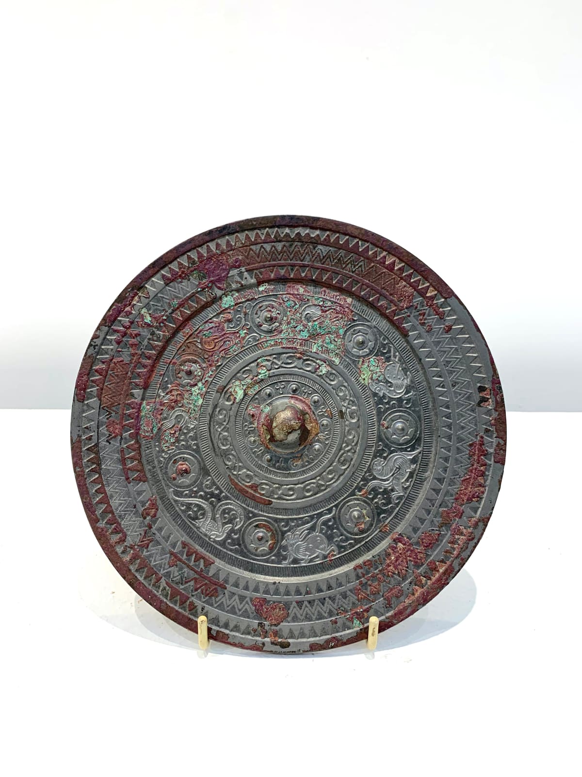 bronzen spiegel, zilveren spiegel, bronzen zilveren spiegel, Chinees brons, Chinees antiek, han-dynastie antiek, han-dynastie, antieke spiegel, interieurontwerp, kunstdecoratie, salondecoratie, bureaudecoratie, bureaudecoratie, plankdecoratie, boekenkastdecoratie, aziatische kunst, Aziatisch antiek, Aziatisch aardewerk, art thema heyi, belgische kunstgalerie